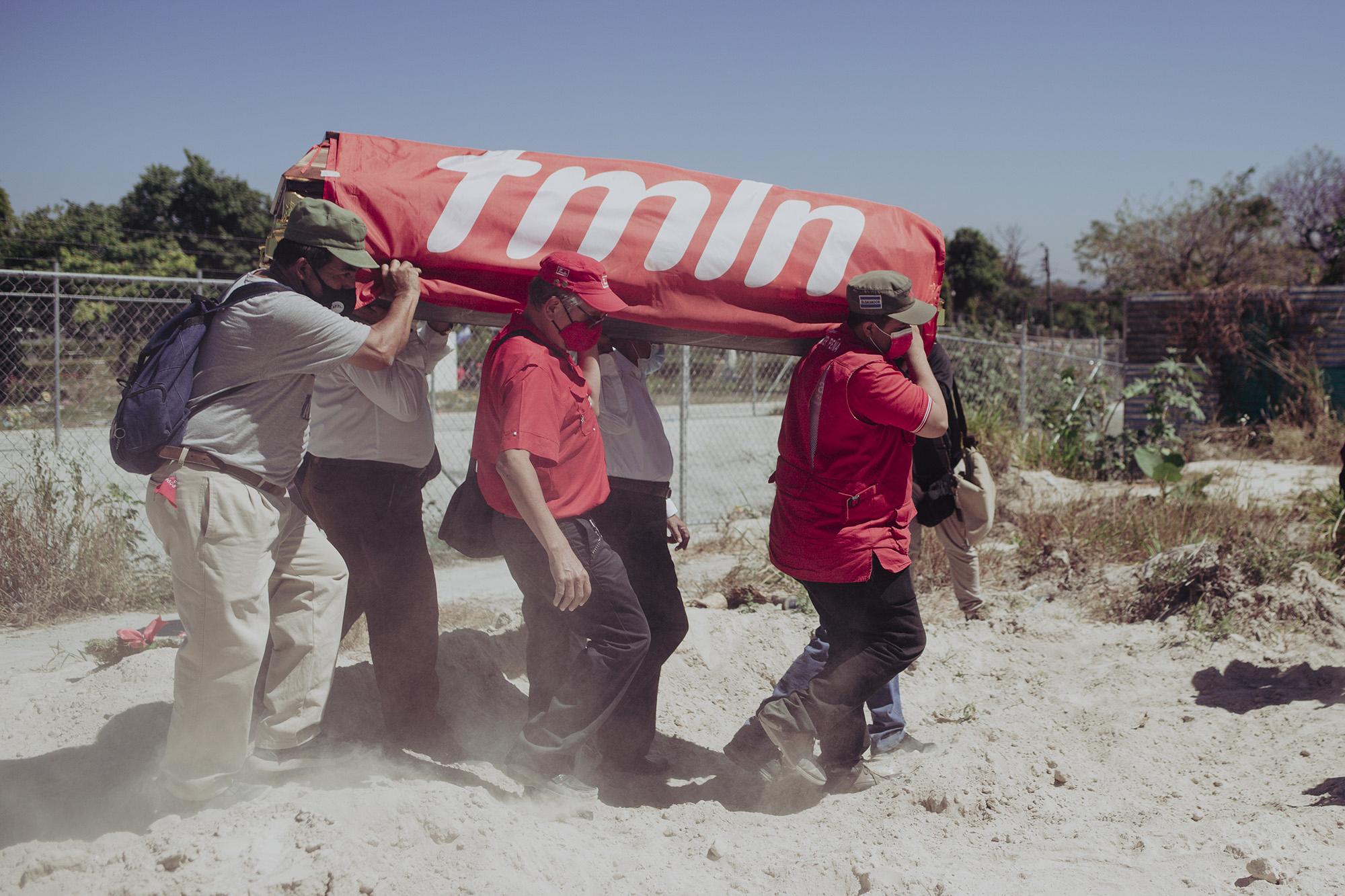 El 3 de febrero del 2021, con el himno del partido FMLN de fondo y una bandera sobre el ataúd, despidieron a Juan de Dios Tejada, quien fue víctima de un ataque armado el 31 de enero mientras se dirigía junto a otros militantes del partido en una caravana después de un evento de campaña del candidato a alcalde por San Salvador, Rogelio Canales. Al funeral realizado en el cementerio la Bermeja se hicieron presentes decenas de efemelenistas y líderes del partido de izquierda. Foto de El Faro: Carlos Barrera
