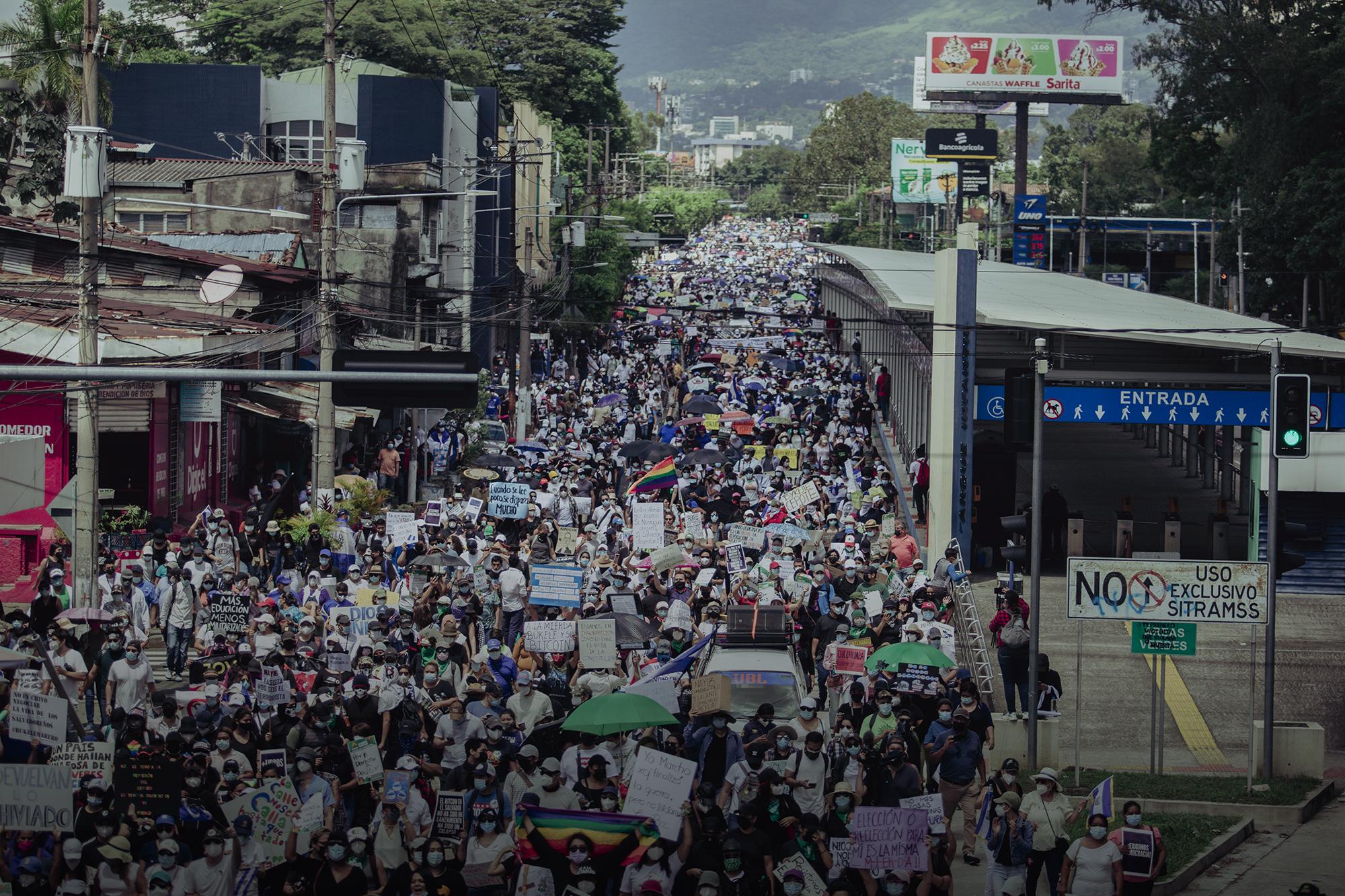 El 15 de septiembre del 2021 miles de personas marcharon desde el parque Cuscatlán, y otros sectores de San Salvador, hasta la plaza Morazán en el Centro Histórico para manifestarse en contra del mandato presidencial de Bukele, la ley Bitcoin, y la Sala de lo Constitucional impuesta por el oficialismo que avaló la reelección presidencial inmediata en El Salvador. Foto de El Faro: Carlos Barrera.