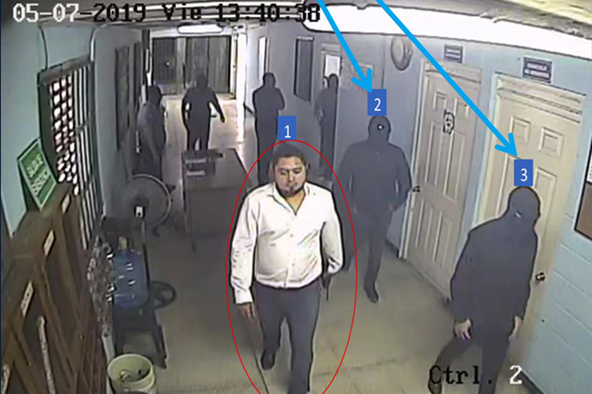 Prison Bureau director Osiris Luna enters Zacatecoluca Prison in July 2020 to meet with incarcerated gang leaders. In August 2021, El Faro published evidence from the Attorney General