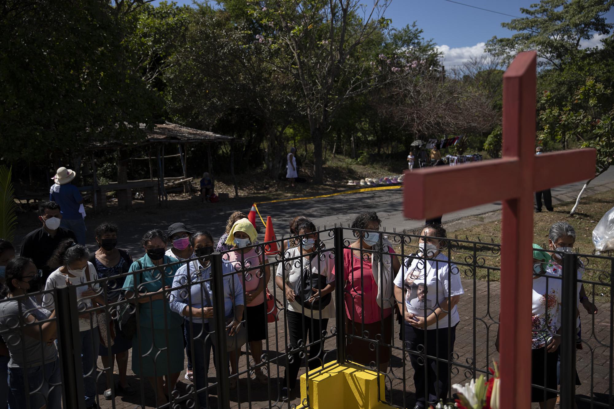 Feligreses de la parroquia San Pedro Apóstol de Alegría, Usulután, llegaron hasta el lugar conocido como Las Tres Cruces, donde fue asesinado Rutilio Grande, para orar en el sitio. Foto de El Faro: Carlos Barrera