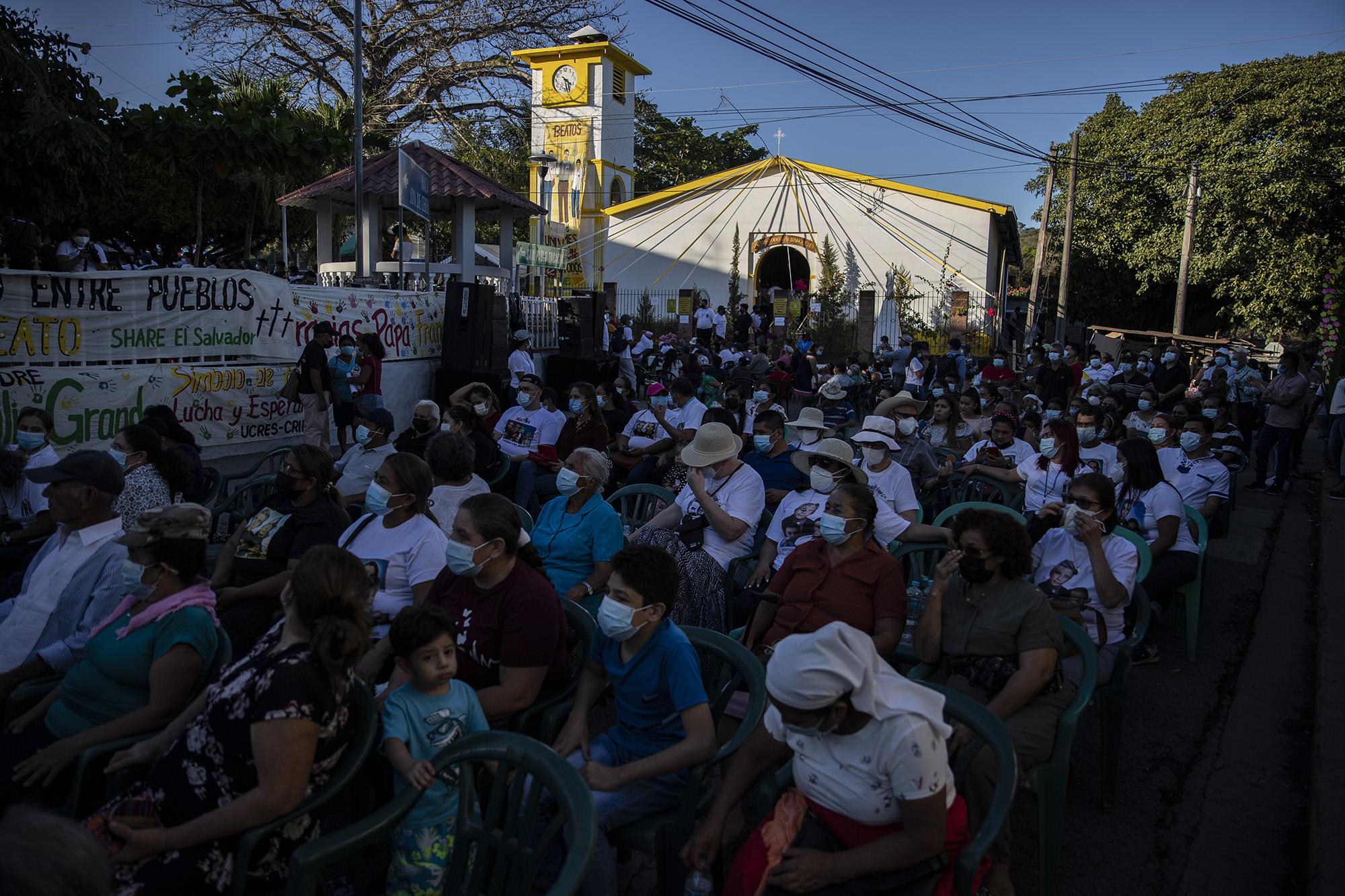 La administración de la Parroquia San José de El Paisnal colocó pantallas para que las personas que no pudieron hacer el viaje a San Salvador vieran la misa de beatificación de Rutilio Grande, Nelson Lemus y Manuel Solórzano. Foto de El Faro: Carlos Barrera