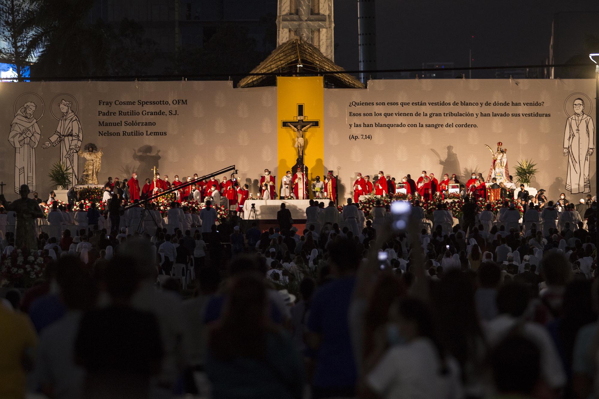 El padre Rutilio Grande fue declarado beato de la Iglesia Católica este domingo 23 de enero durante  una ceremonia celebrada por el cardenal Gregorio Rosa Chávez en la plaza Divino Salvador del Mundo, de San Salvador. Foto de El Faro: Víctor Peña.