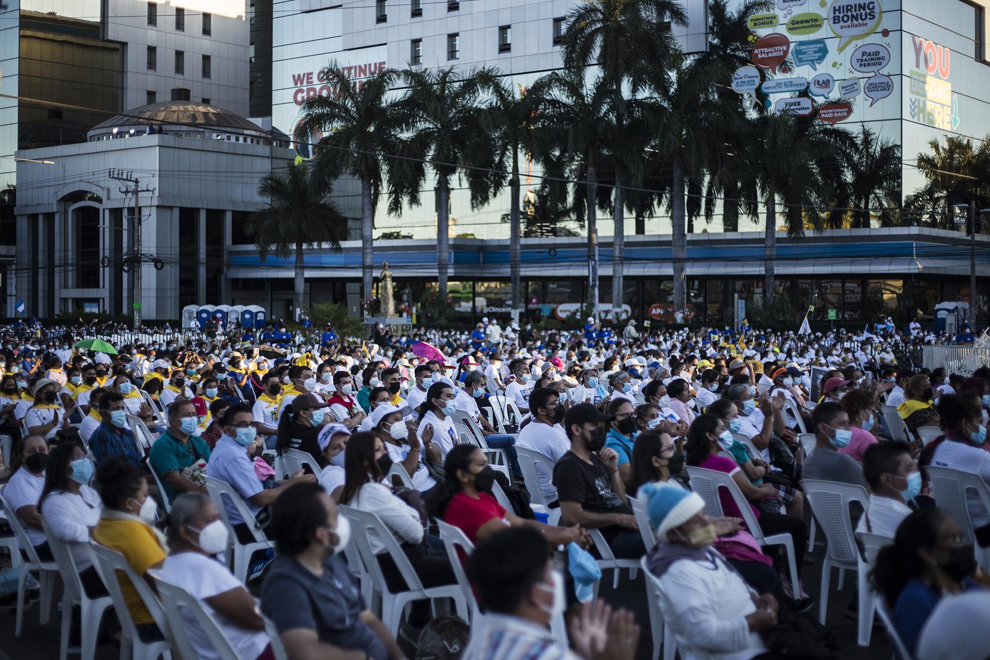El padre Rutilio Grande fue declarado beato de la Iglesia Católica en una ceremonia celebrada por el cardenal Gregorio Rosa Chávez, en la plaza Divino Salvador del Mundo, de San Salvador. Foto de El Faro: Víctor Peña.