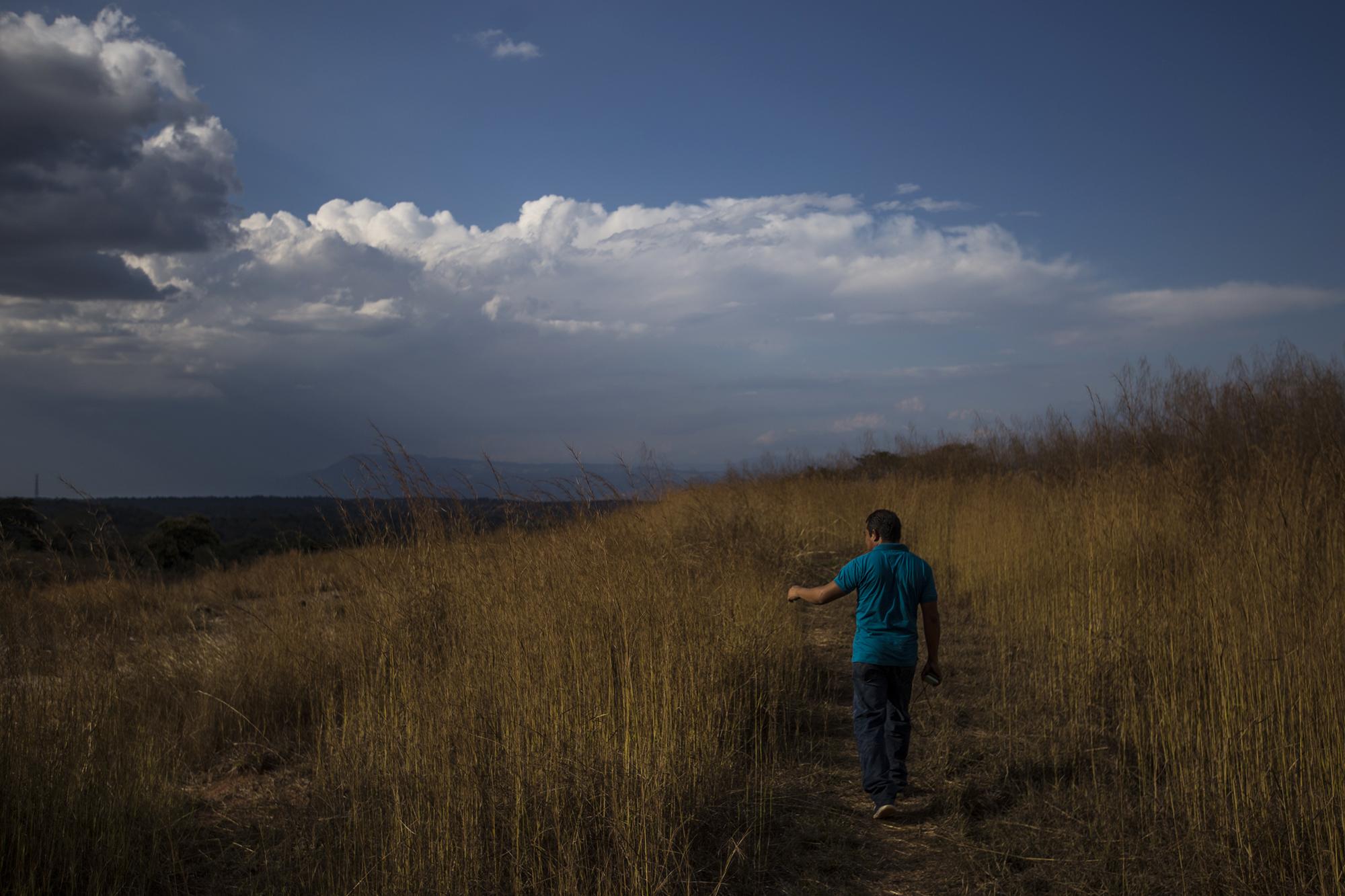 La comunidad ha sufrido la tala clandestina en una parte su área protegida. Francisco Cinco, de 31 años, camina sobre la vereda reseca que conduce al sector de los ausoles que rodean la comunidad, y donde algunos miembros organizados han reforestado. Francisco es el comunicador de la hacienda, un guía que divulga las necesidades de los habitantes, y también una especie de operador que intenta atraer el turismo a la hacienda.