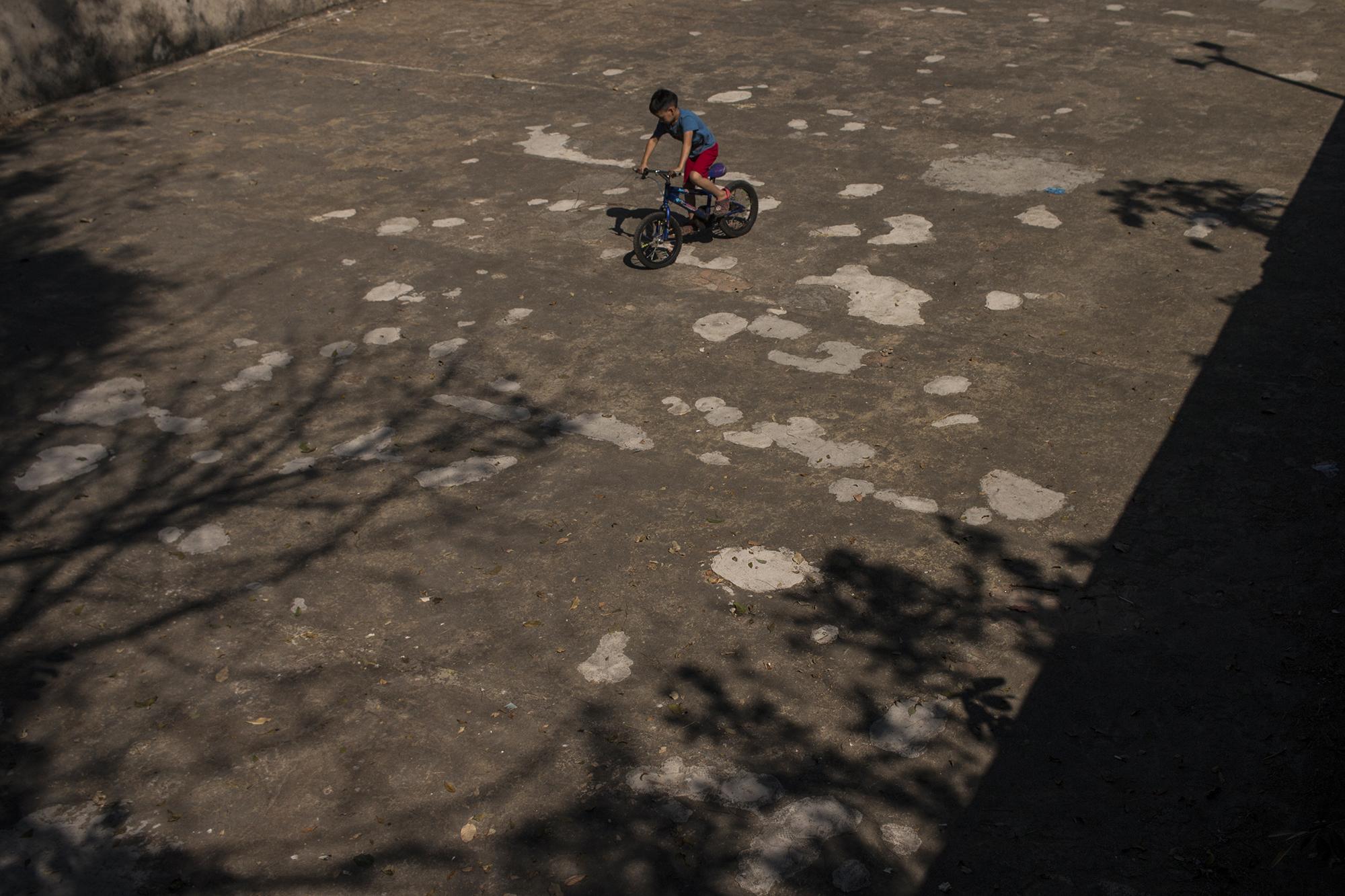 Enio Mauricio Ramírez, de 7 años, juega dentro de uno de los tanques de captación de agua que la Hacienda La Labor utilizaba para lavar el café. Es un espacio de 25 metros por 15, que se llenaba directamente del estanque a través de una canaleta que recorría alrededor de 300 metros. Dejó de funcionar en el año 2012, y ahora es una ruina con una mini cancha de fútbol adentro.