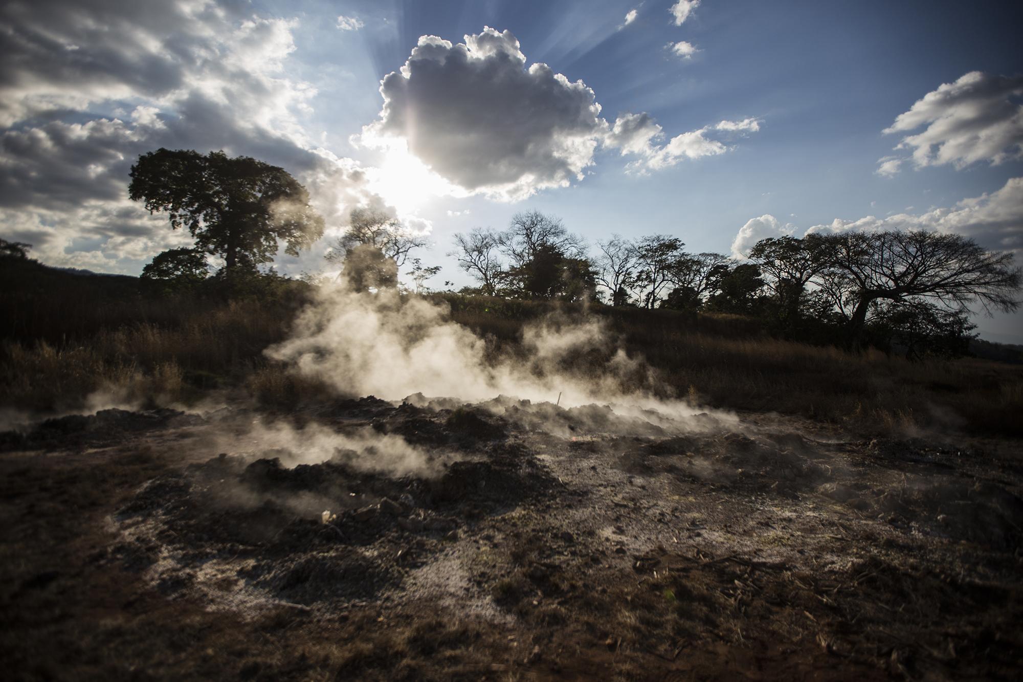 Basta una caminata de 10 minutos desde la comunidad para llegar a los ausoles que la rodean. Pequeños cráteres y riachuelos de agua hirviendo que son parte del área geotérmica de Ahuachapán. Los habitantes de la Hacienda La Labor usan este espacio para su turismo interno. Algunos hasta llevan sus verduras, las cocinan al vapor y comparten en este lugar.