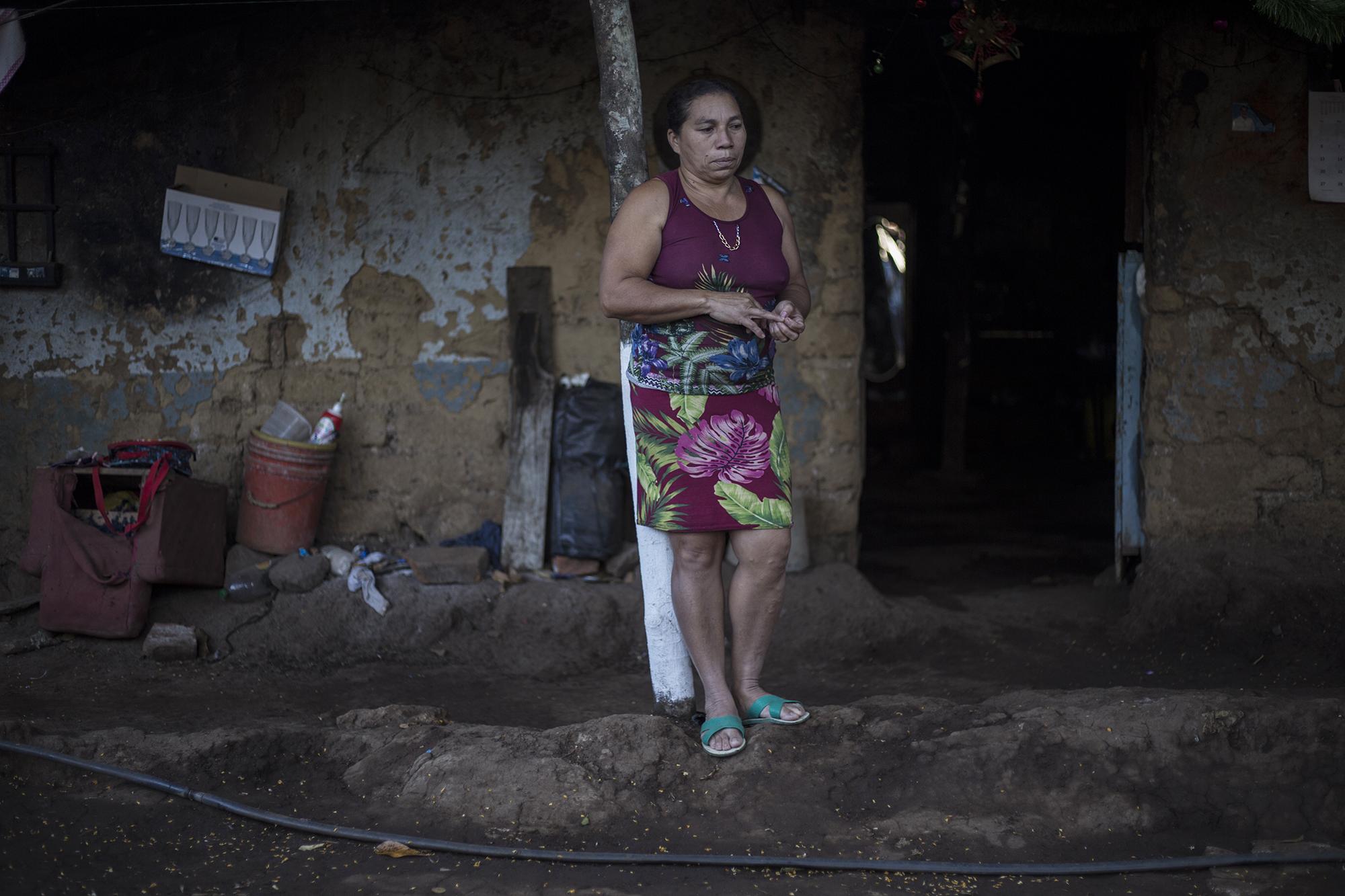 Hace diez años, Flor Cinco, de 50 años, extrajo su agua desde el río Chipilapa. La arrastró por tuberías de poliducto desde más de 3,000 metros. Ella hizo su propia inversión y su agua no proviene del estanque principal, sino de una fuente más lejana. Constantemente deben revisar esos más de 3,000 metros de tubería cuando el agua no cae con mucha fuerza. “Muchas veces los animales muerden las tuberías y hay que ir a buscar el daño para repararlo. Aquí la gente tiene miedo de defenderse al ver a los que han detenido”, dice. Flor es hermana de Rosa Cinco, una de las tres personas que estuvieron en prisión por protestar contra la empresa Fénix.