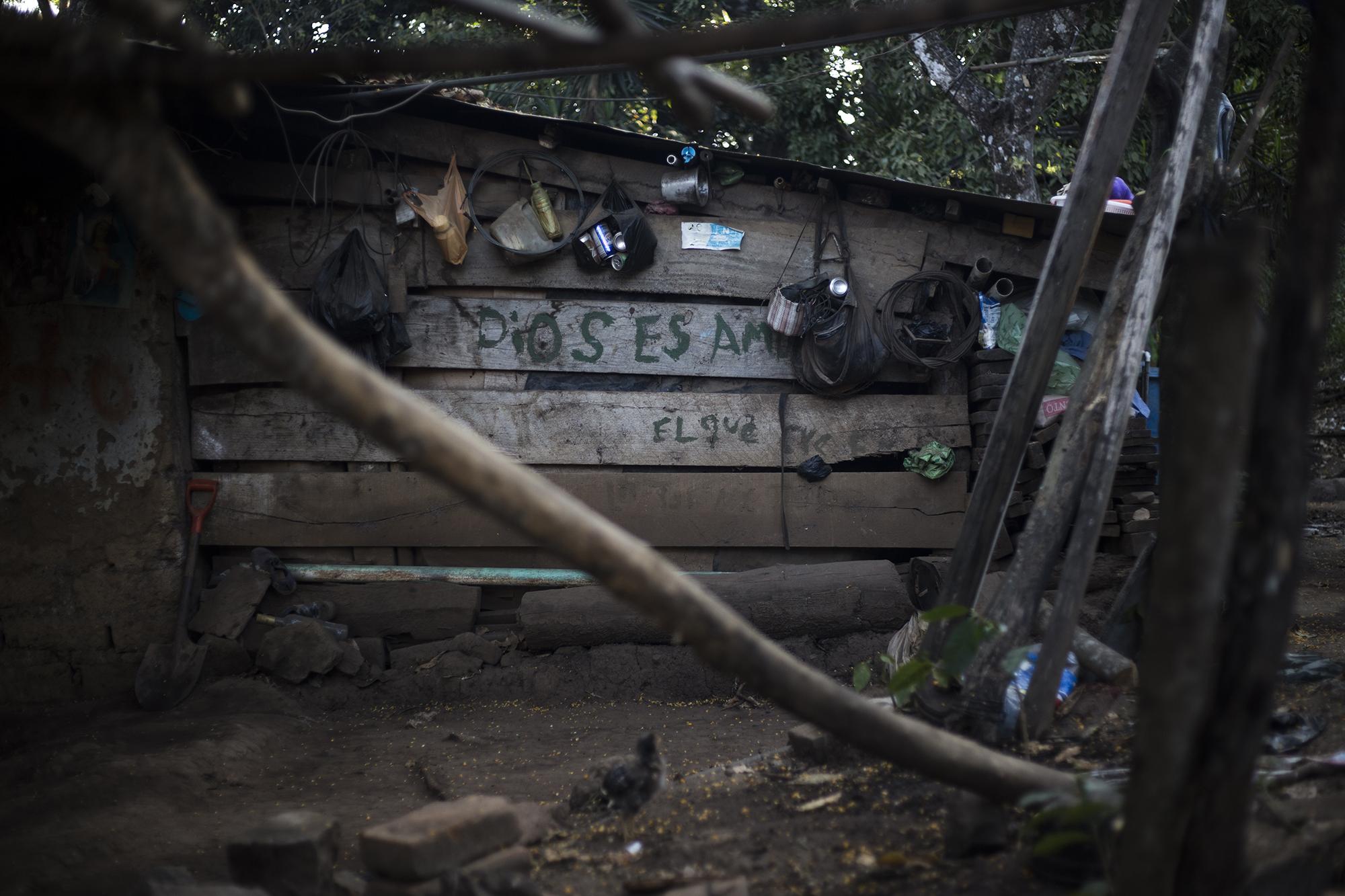 El manantial de La Labor abastece a 500 familias de las comunidades que rodean este lugar, una zona protegida por el Ministerio de Medio Ambiente desde el año 2018, por considerarla un área de carga hídrica, y que abastece a una comunidad precaria cuyas casas están hechas de madera, lámina, bahareque y cemento, y que hoy defiende su agua.