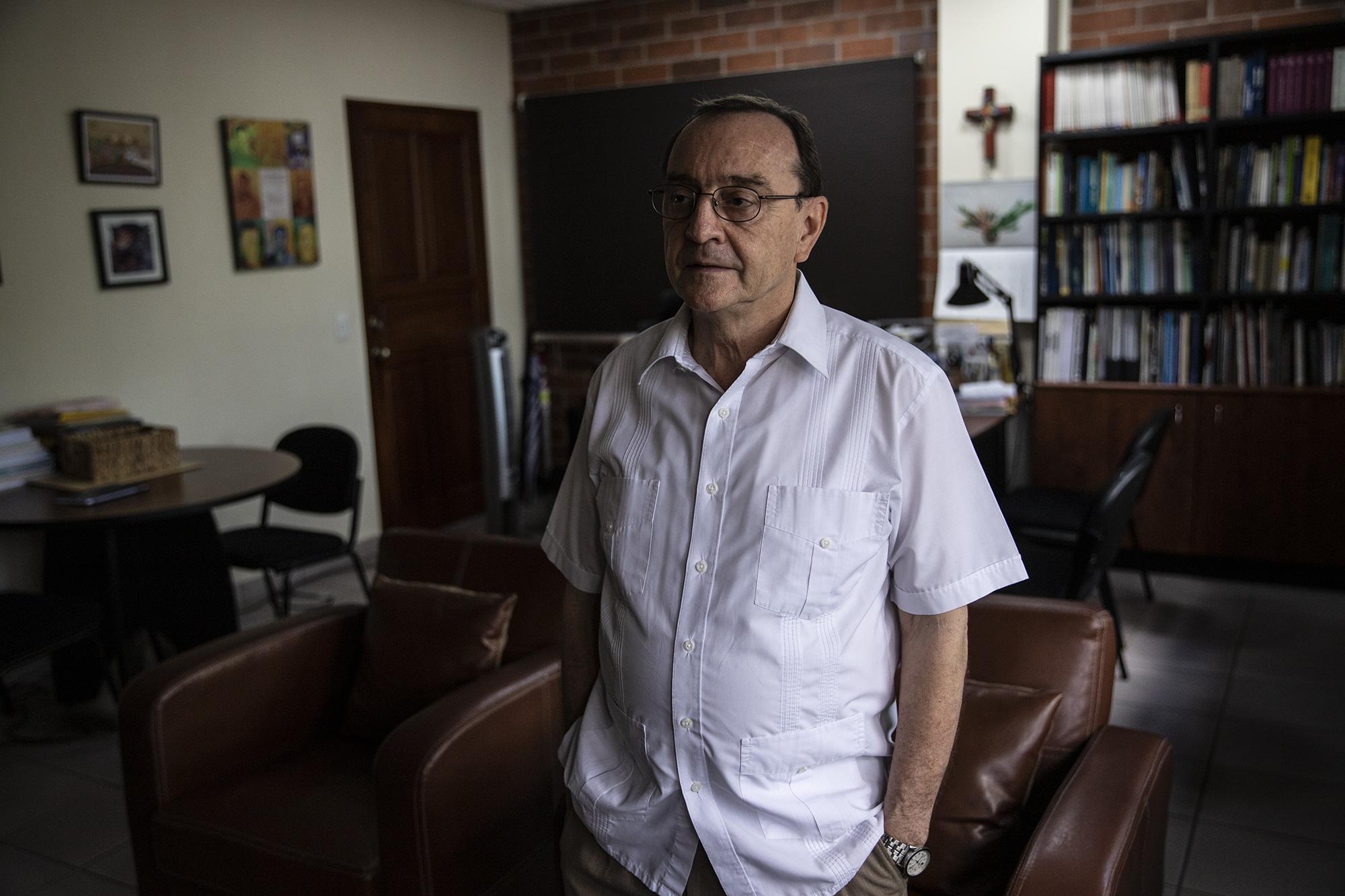 El padre jesuita Andreu Oliva es rector de la UCA desde 2011, cuando sustituyó al también sacerdote José María Tojeria. En enero cumplió 11 años al frente de esa casa de estudios. Foto de El Faro: Carlos Barrera