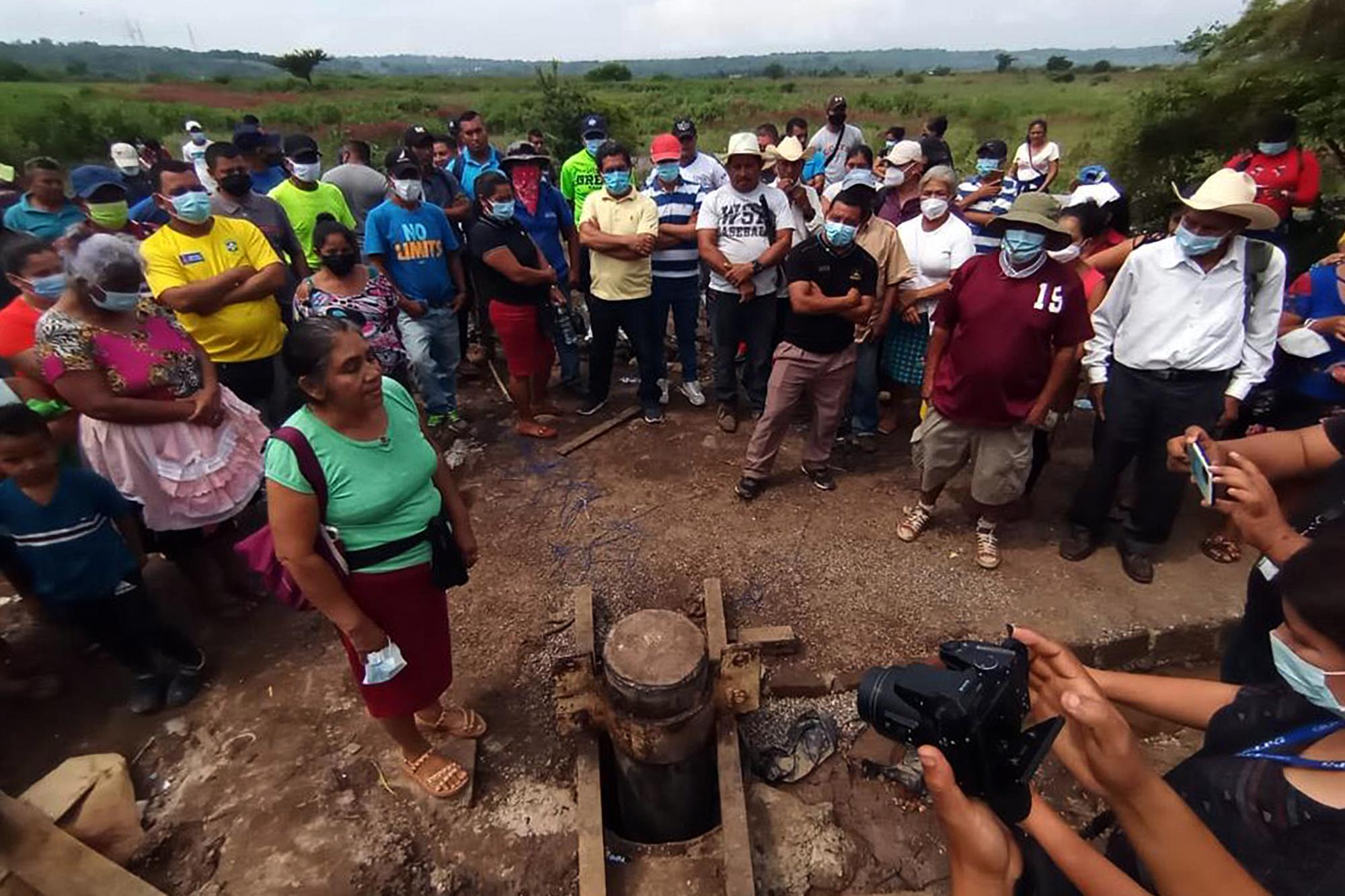 Los habitantes de la Hacienda La Labor durante las protestas contra la perforación del pozo por parte de Inmobiliaria Fénix, para el proyecto Ecoterra Hacienda, en el departamento de Ahuachapán. Foto de El Faro: Cortesía de la comunidad. 