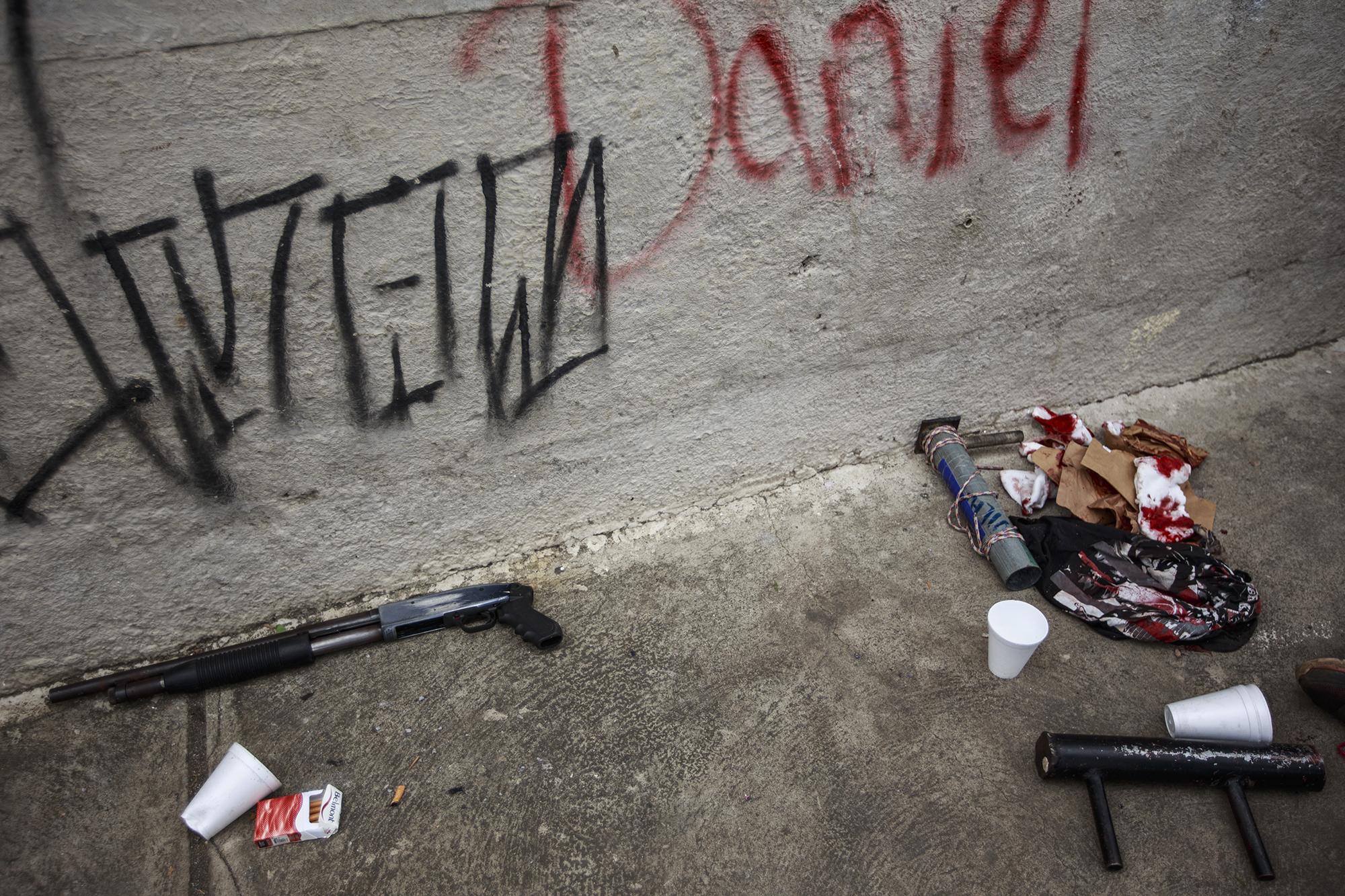 Shotgun and mortar belonging to the youth pinned down in the university. June 30, 2018.