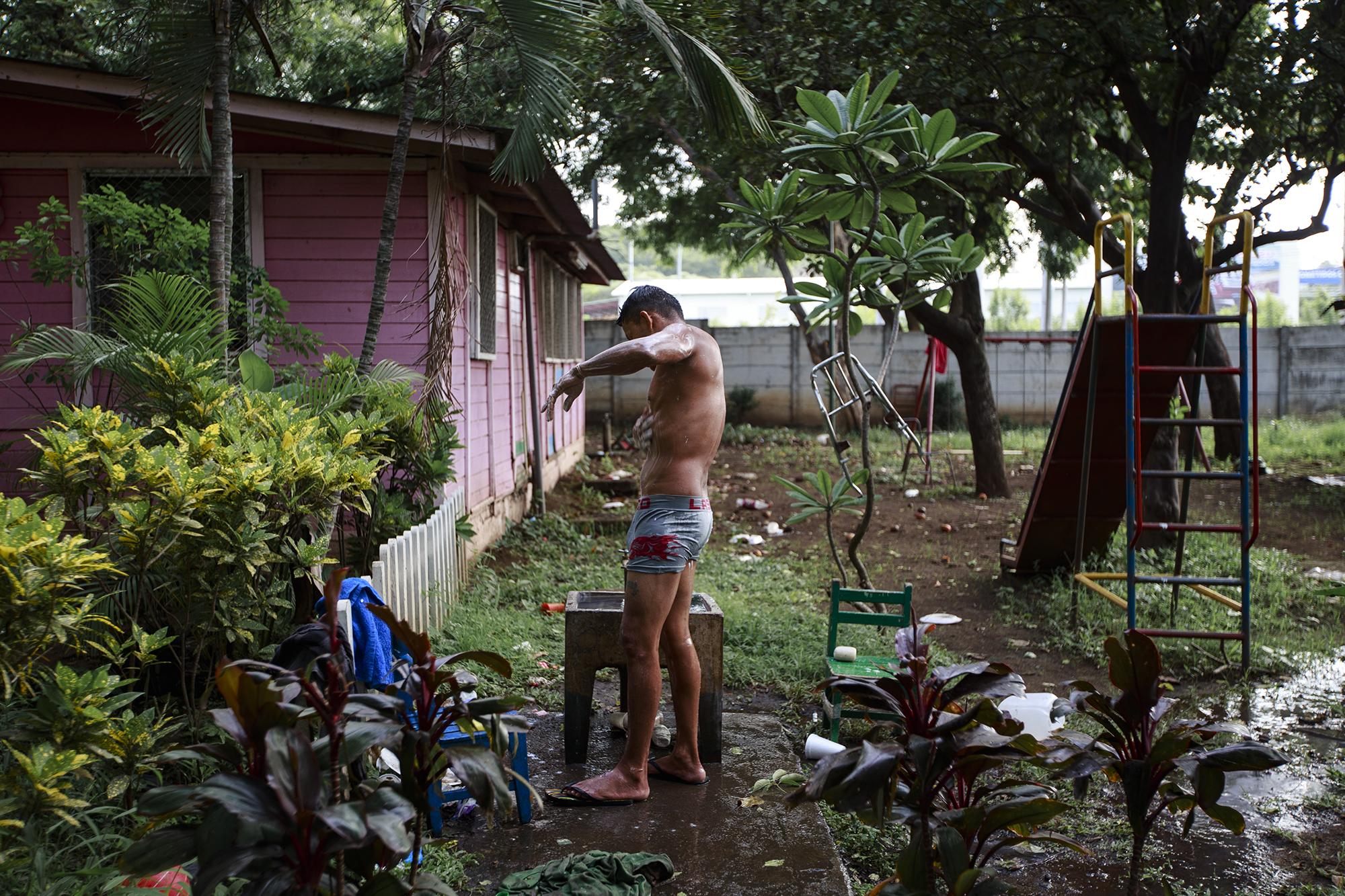 A student bathes in one of the UNAN yards. June 29, 2018.