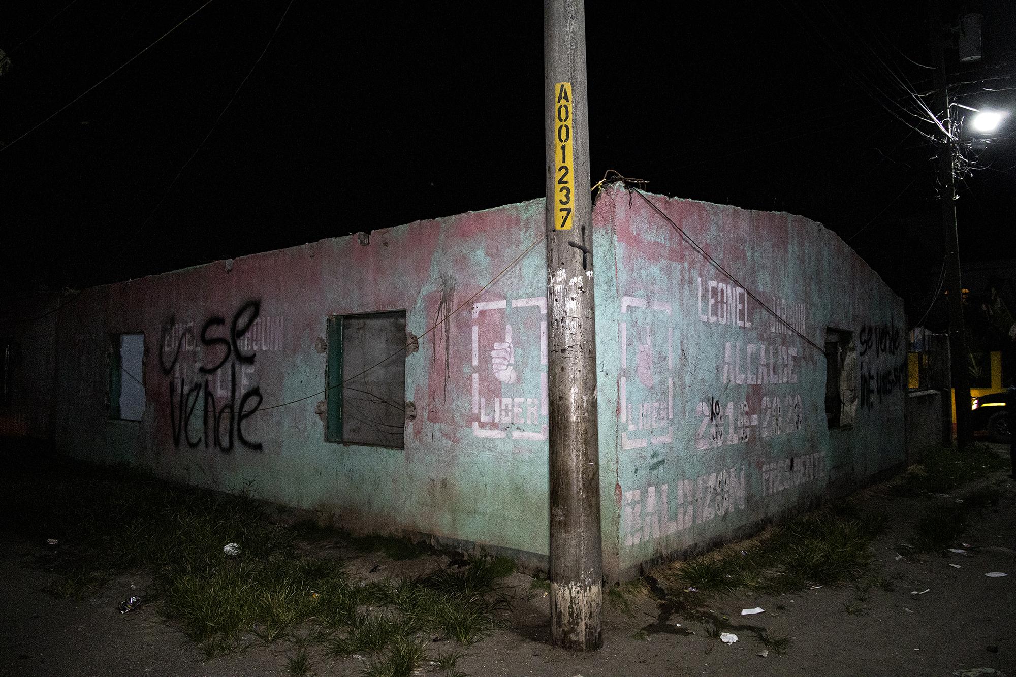 Tras el éxodo de decenas de familias, algunas dejaron rótulos en sus casas, con la esperanza de poder vender las propiedades que, poco a poco, fueron desmanteladas por las bandas criminales que controlan Shalom. Foto: Andrea Godínez. 