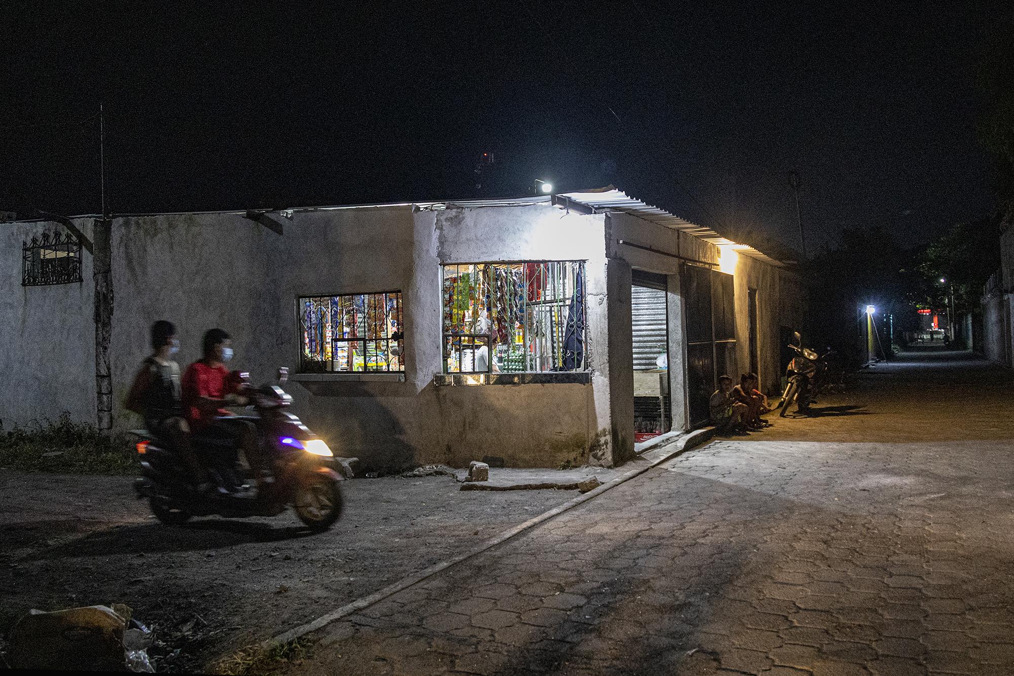 La última tienda que queda abierta en Shalom está en la entrada a la colonia. El resto fueron cerradas ya sea porque no pudieron con la extorsión o porque su propietarios se mudaron. Foto: Andrea Godínez. 