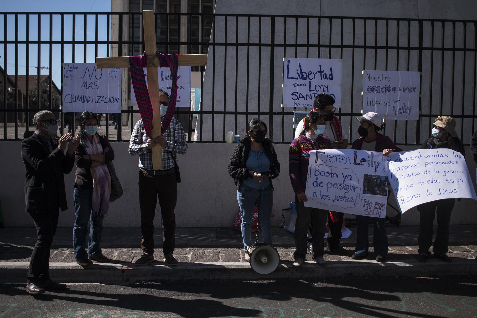 Un grupo de personas se manifestó frente a la Torre de Tribunales de Guatemala, en favor de Leyli Santizo, exmandataria de la CICIG, durante la audiencia de primera declaración, el martes 15 de febrero. El Ministerio Público de Guatemala ha declarado su caso bajo reserva. Foto de El Faro: Víctor Peña. 