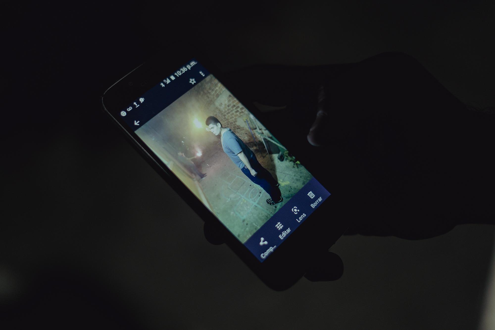Durante los recorridos nocturnos, Ricardo revisa las fotos que tiene de sus hijos, un niño de 12, una niña de 17 y la última fotografía que le hizo a Carlos, de 22, la noche del 31 de diciembre del 2021, mientras quemaba pólvora. Horas después desapareció a tres cuadras de su casa en la colonia Monserrat.