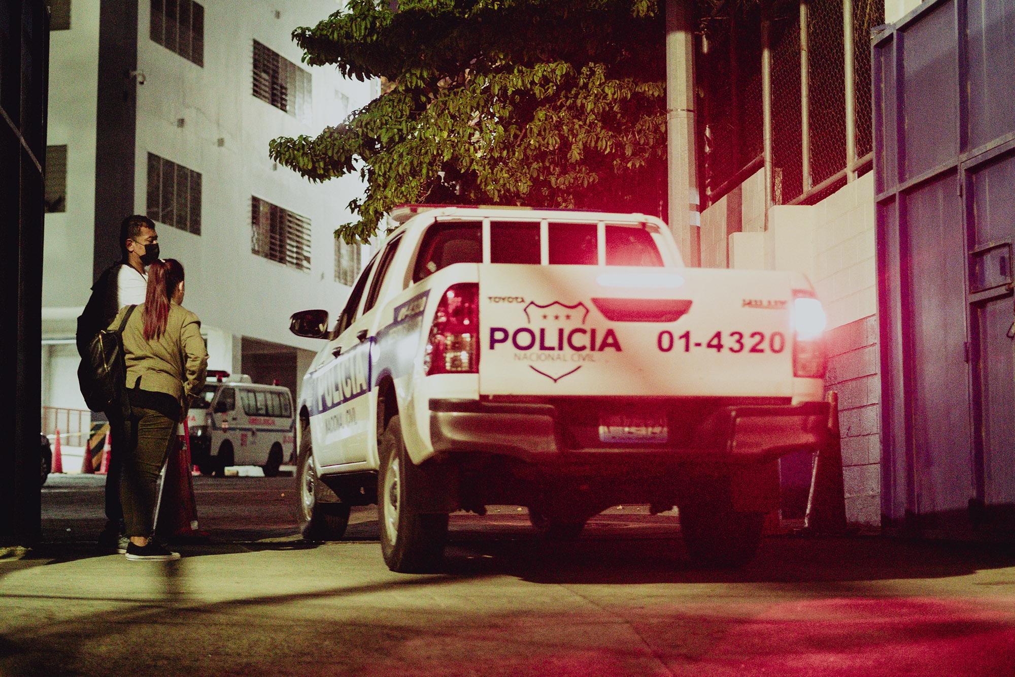 Debido a que deben mantener sus empleos, Ricardo y Eneida tiene que ir a la Policía a pedir actualizaciones en su tiempo libre. Para Ricardo eso solo es posible por las noches. El 11 de febrero acudieron a la delegación de la PNC de Monserrat para saber como avanzaba su caso. Los recibió el agente de turno y les dijo que no sabía como iba el caso.