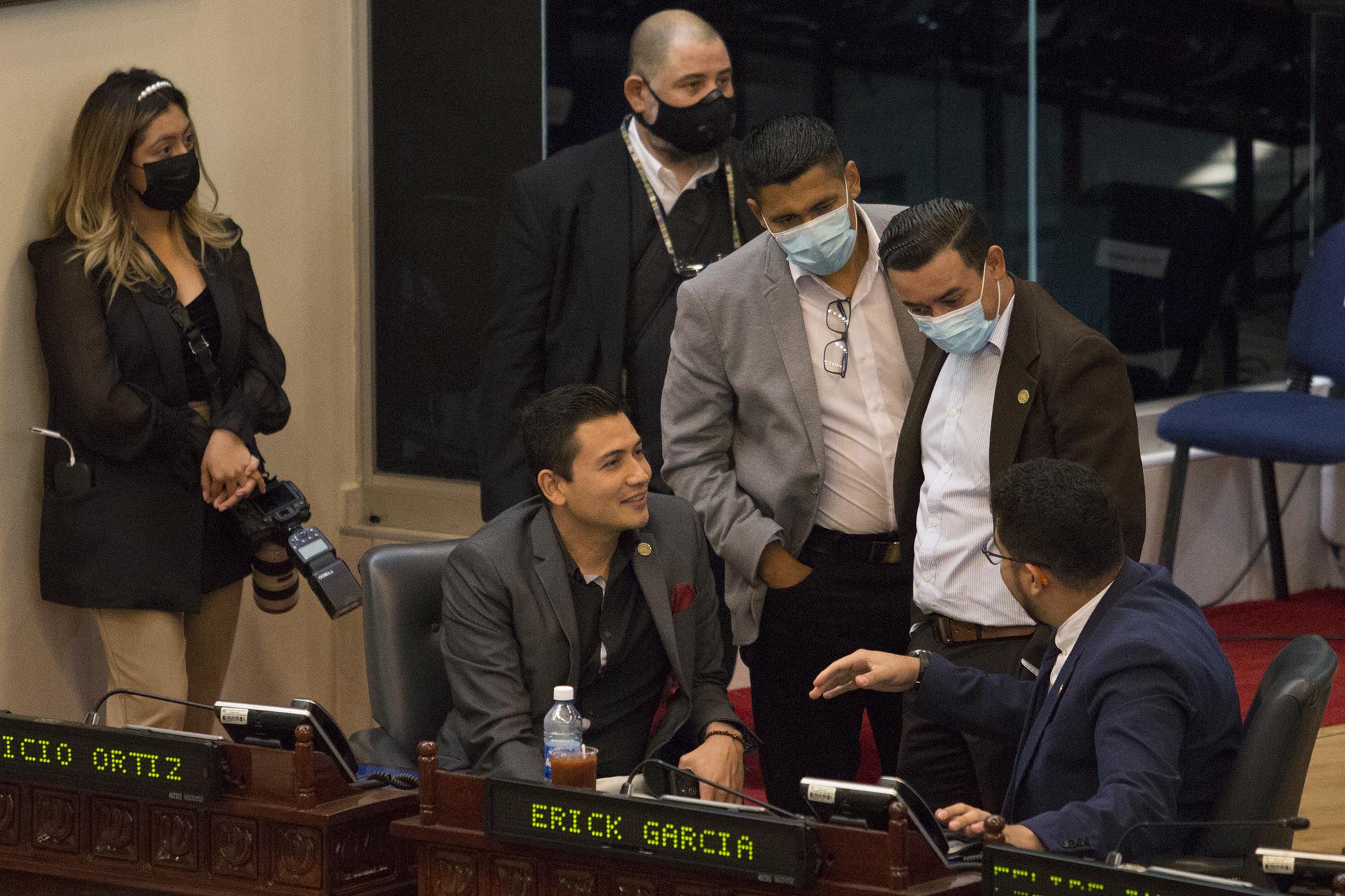 José Bladimir Barahona, diputado de Nuevas Ideas del departamento de Morazán, conversa con diputados de su bancada durante la sesión plenaria del martes 22 de febrero de 2022. Foto de El Faro: Víctor Peña. 