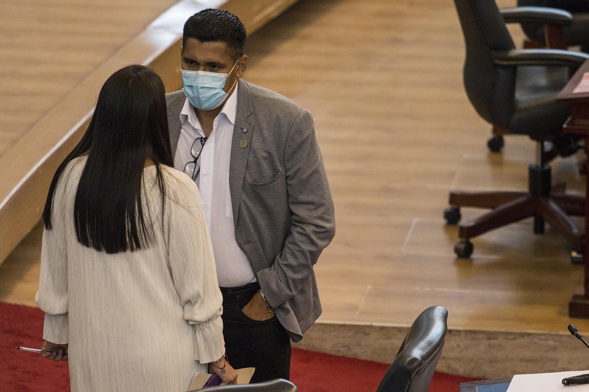 José Bladimir Barahona, diputado de Nuevas Ideas del departamento de Morazán, conversa con la diputada Alexia Rivas durante la sesión plenaria del martes 22 de febrero de 2022. Foto de El Faro: Víctor Peña. 