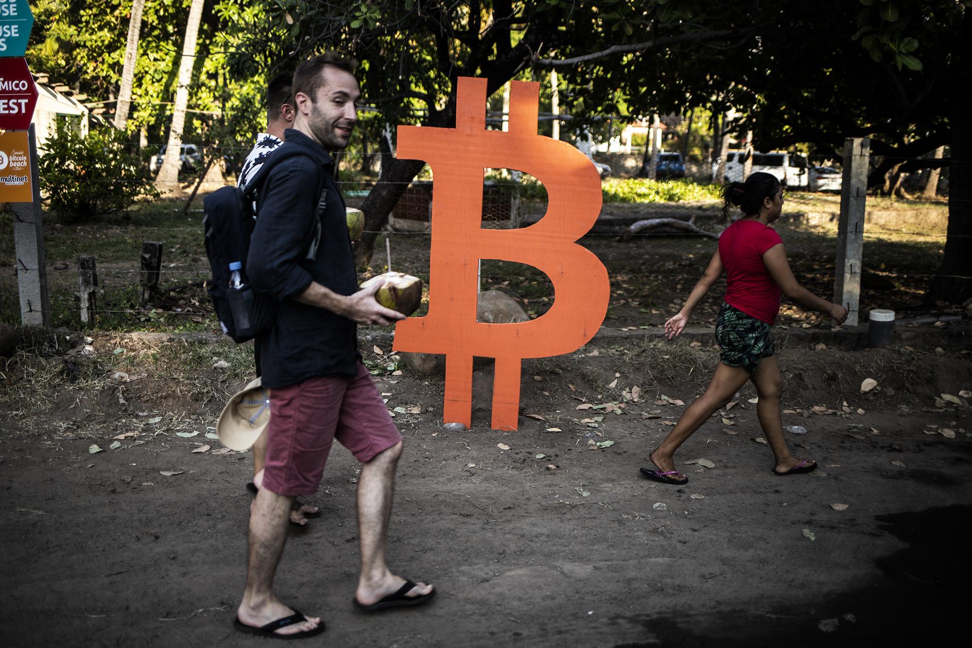 El 18 de noviembre, decenas de usuarios extranjeros de la criptomoneda se desplazaron hasta la playa El Zonte,  considerada la cuna del Bitcoin en El Salvador. Foto de El Faro: Carlos Barrera