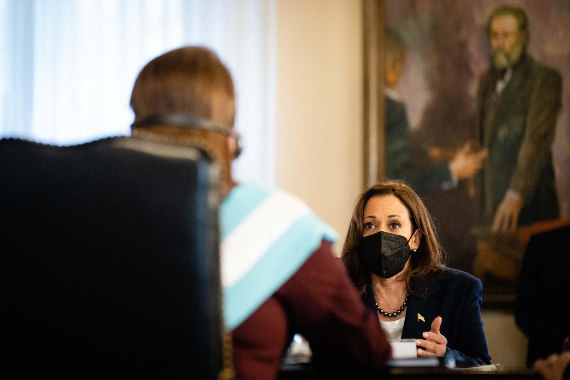 La vicepresidenta estadounidense Kamala Harris conversa con la presidenta hondureña Xiomara Castro durante su reunión bilateral en el palacio presidencial en Tegucigalpa, el 27 de enero 2022. Foto por Erin Schaff / POOL / AFP.