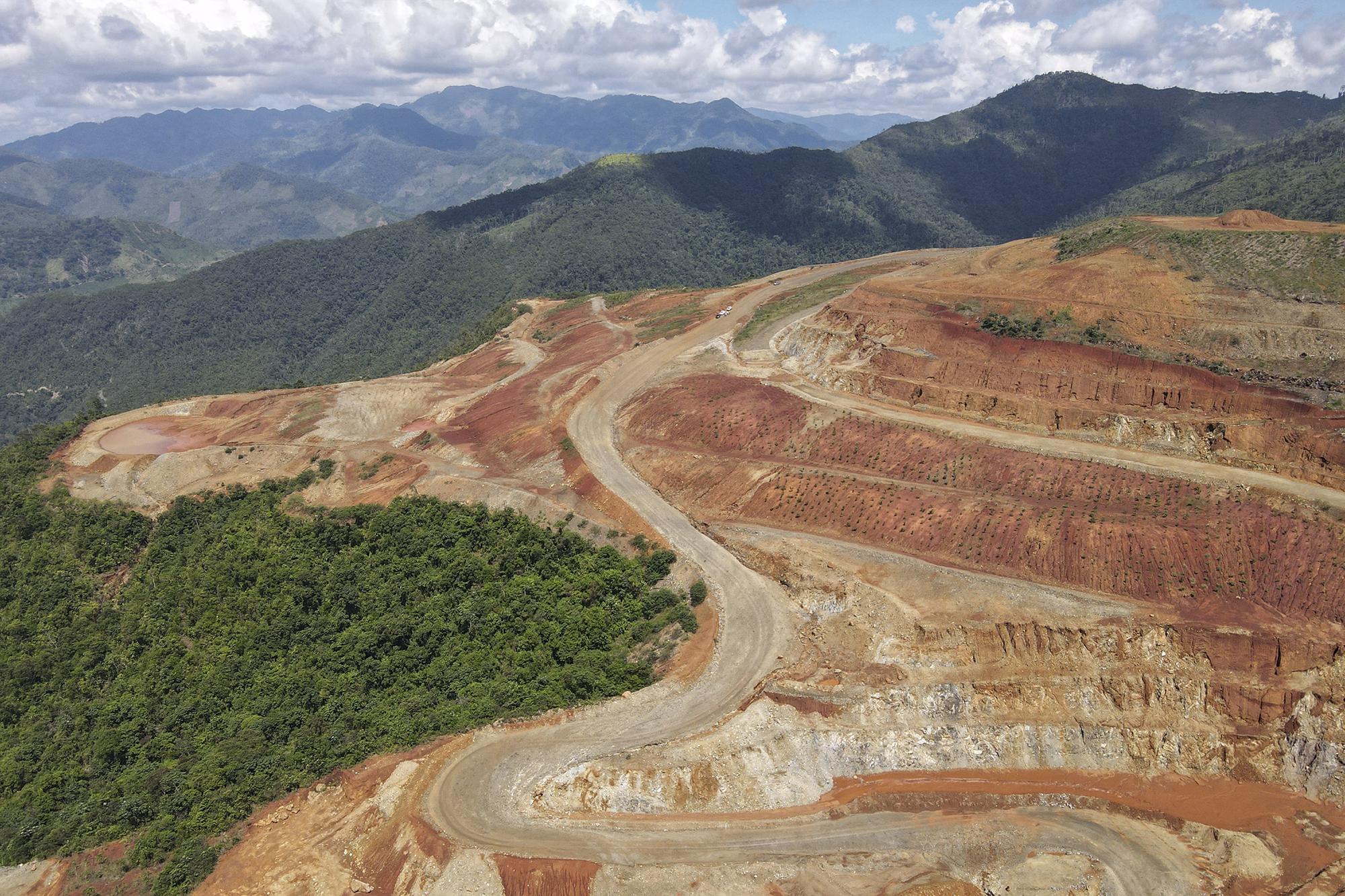 Vista aérea del área de concesión de una mina de níquel operada por la Compañía Guatemalteca de Niquel -filial de Swiss Solway Investment Group- en el municipio indígena de El Estor, en el noreste de Guatemala, el 25 de octubre de 2021. - El presidente de Guatemala, Alejandro Giammattei, declaró un estado de sitio el 25 de octubre -vigente por 30 días- en El Estor, un día después de que policías se enfrentaran con indígenas que protestaban contra la empresa minera, a la que acusan de causar daños ambientales. Foto de El Faro: Carlos Alonzo/ AFP.