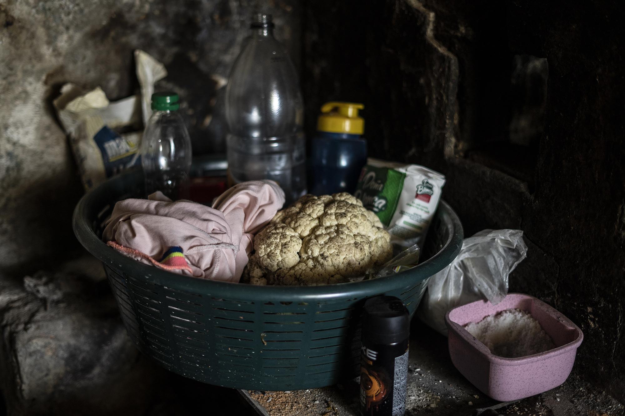 La alacena en casa de Guadalupe Rivera, secretaria general del sindicato de trabajadoras domésticas de Tacuba. Ella explicó que el costo de la canasta básica las lleva a priorizar entre los productos que deben comprar y que las cantidades de comida que compran por semana se redujo debido a los altos precios. Foto de El Faro: Carlos Barrera