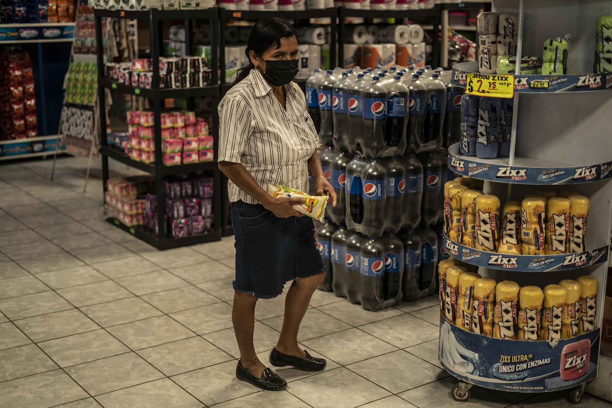 Marcelina García hace unas compras en el centro de Tacuba, allí observó los precios y se quejó del aumento de los costos en los productos básicos. Marcelina dejó el trabajo doméstico remunerado y ahora se dedica al de su casa debido a que debe cuidar de su nieta. Foto de El Faro: Carlos Barrera