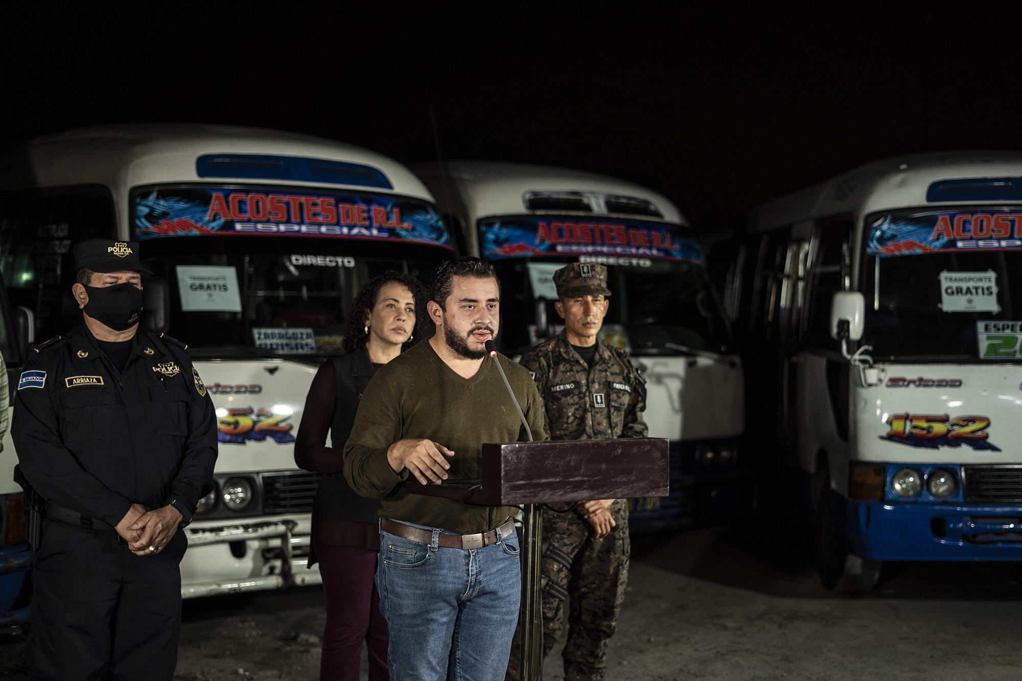 El director de la PNC, Mauricio Arriaza Chicas, la Comisionada Presidencial, Carolina Recios, el Ministro de Obras Públicas, Romeo Rodríguez, y el Ministro de Defensa, René Merino Monroy, durante una conferencia de prensa en el parqueo de la ruta 42 en Zaragoza. Foto de El Faro: Carlos Barrera