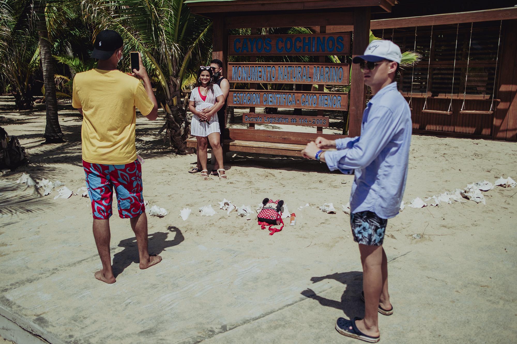 Anualmente, miles de turistas visitan el archipiélago Cayos Cochinos en el caribe hondureña. En uno de los cayos, Cayo Menor, funciona una fundación encargada del cobro de acceso a los turistas. Foto de El Faro: Carlos Barrera