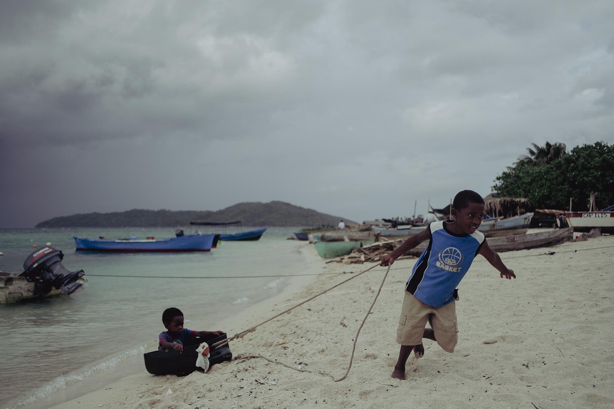 La comunidad Garífuna de los Cayos Cochinos está asentada en Chachahuate, en el lugar los niños juegan todo el día debido al abandono de la escuela por parte del estado hondureño. Foto de El Faro: Carlos Barrera