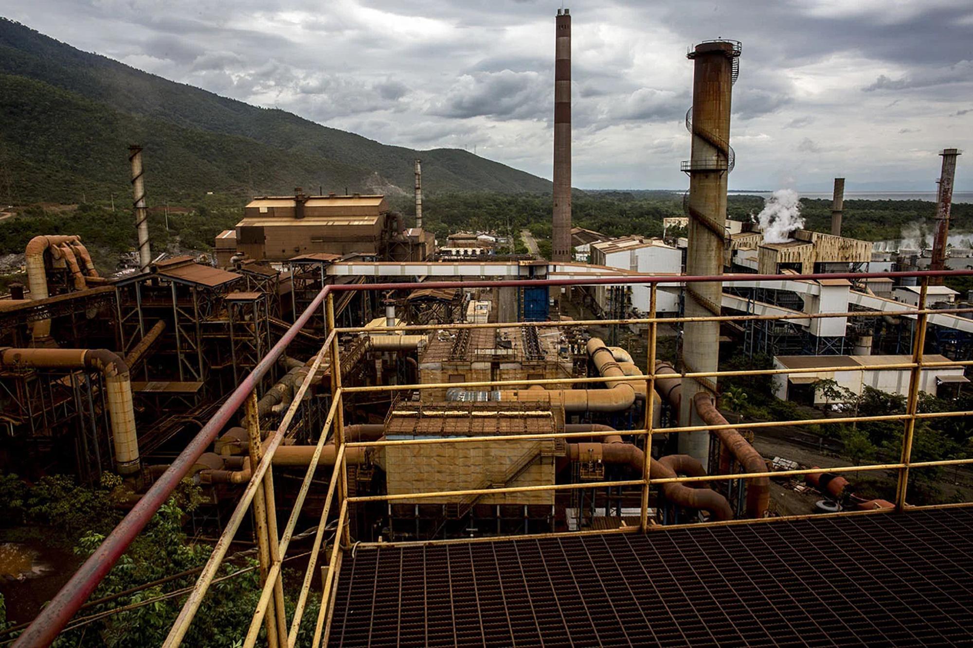 La planta de procesamiento de níquel Pronico, perteneciente al grupo suizo Solway Investment Group, ubicada a pocos kilómetros del municipio de El Estor, Izabal. Foto de El Faro: Simone Dalmasso/ Plaza Pública.