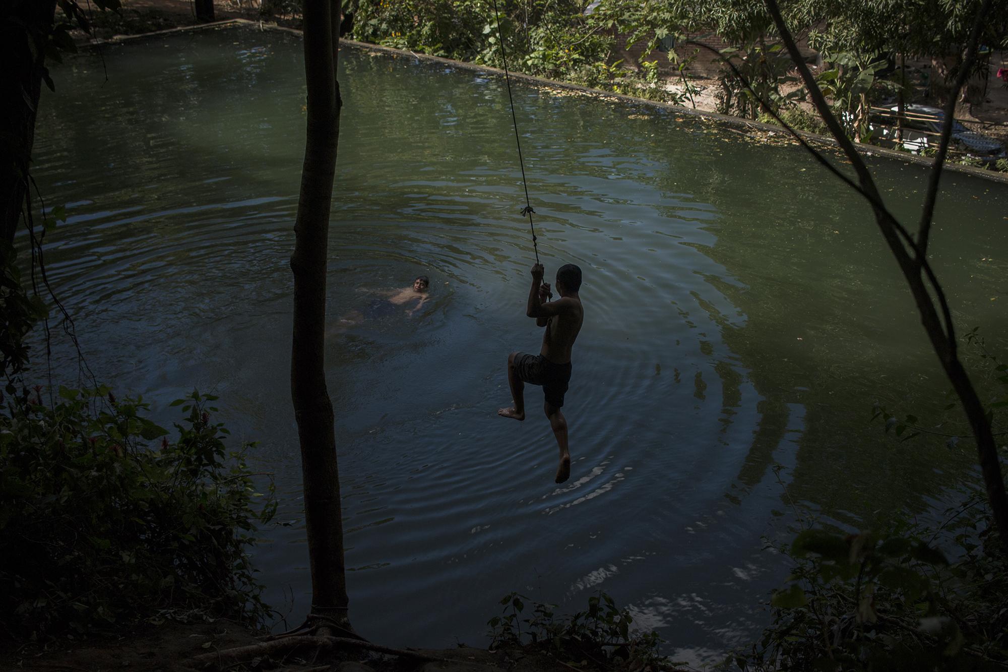 Residents of La Labor take a dip in the spring that supplies more than 10,000 people with water to drink, bathe, and wash clothes. Photo Víctor Peña