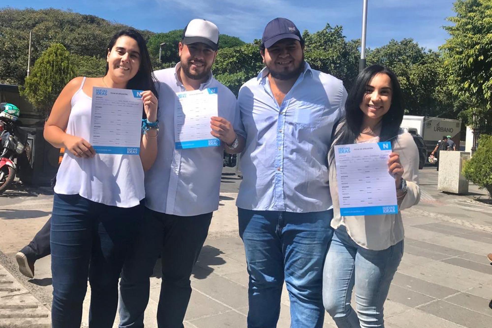 In the center: Óscar Figueroa (left) and Raymond Villalta (right), founders of Chivo S.A de C.V., the company that operates the cryptocurrency business promoted by the Bukele brothers and the government. And now, El Salvador’s negotiators with China in free trade talks.