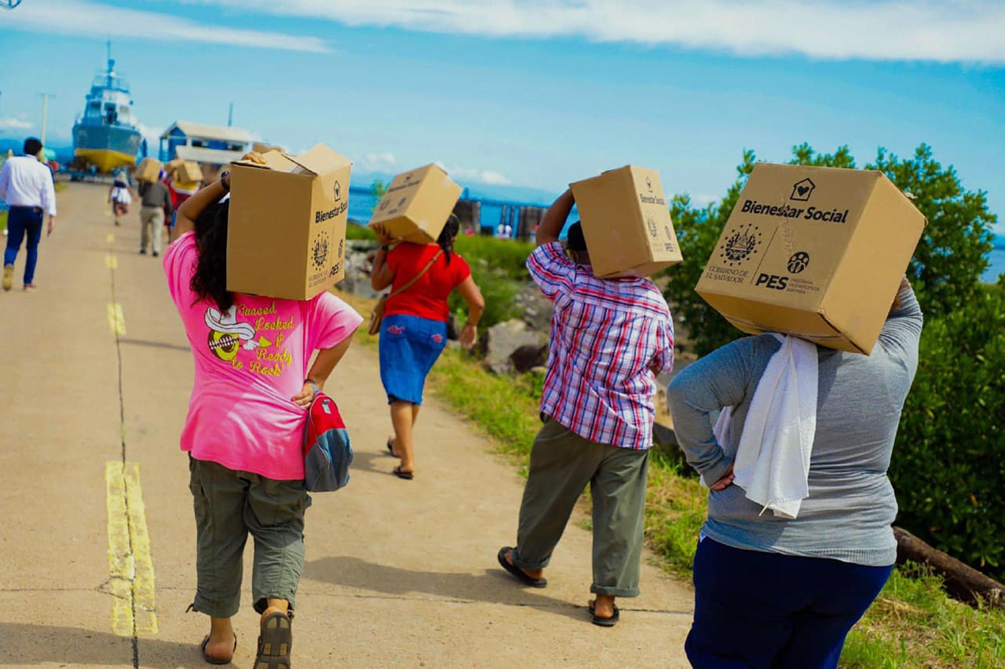 Fishermen from La Unión receive packets of food from the Salvadoran government in January 2021. Photo Press Secretariat of the Presidency