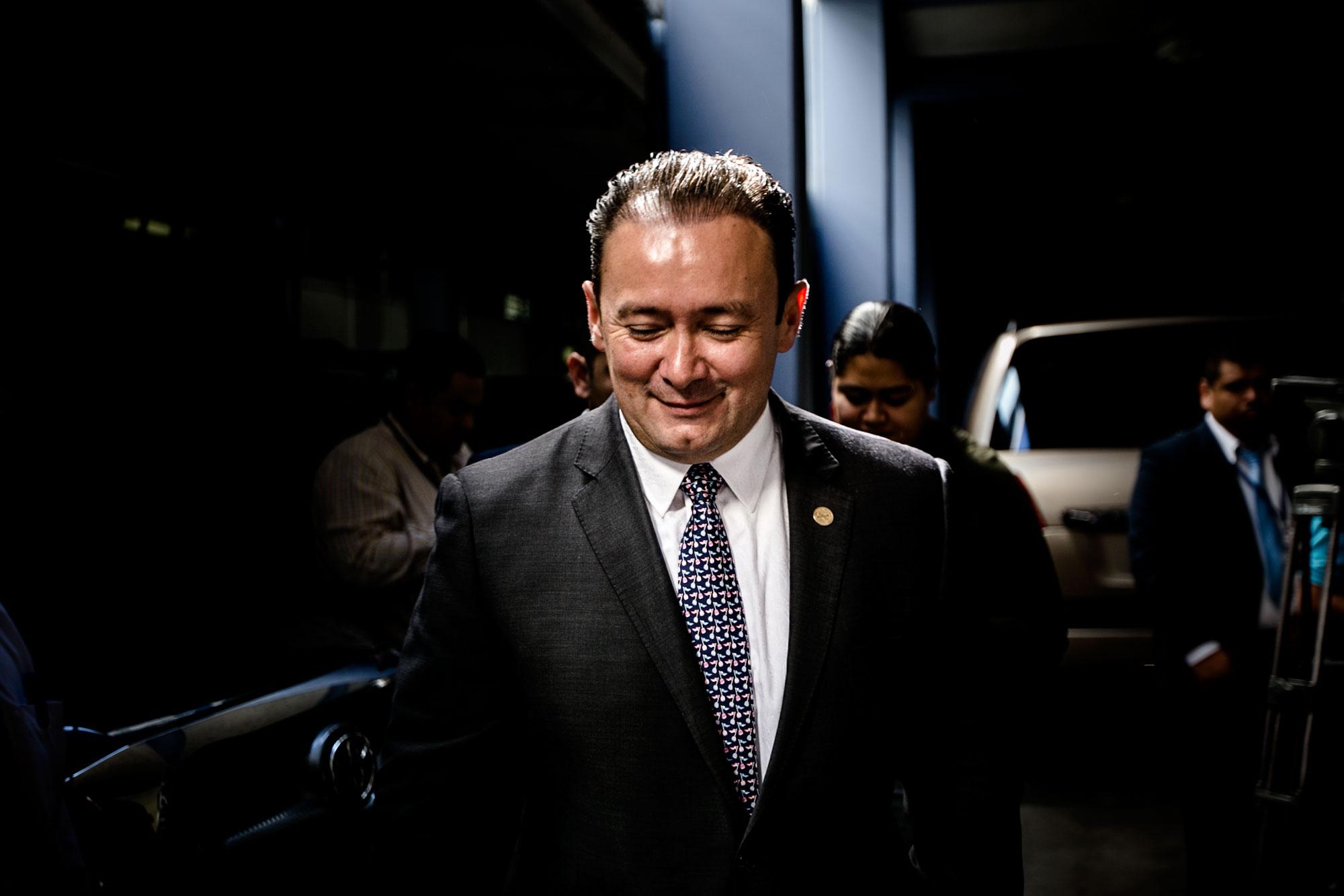 Guillermo Gallegos ingresa al edificio de la Asamblea Legislativa en su primer día como presidente del órgano legislativo, en cumplimiento a un pacto firmado al inicio de la legislatura 2015-2018 con el FMLN, y en el que ambos partidos se repartieron medio término. Gallegos sustituyó en el cargo a Lorena Peña, y presidió hasta mayo de 2018. Foto: Fred Ramos