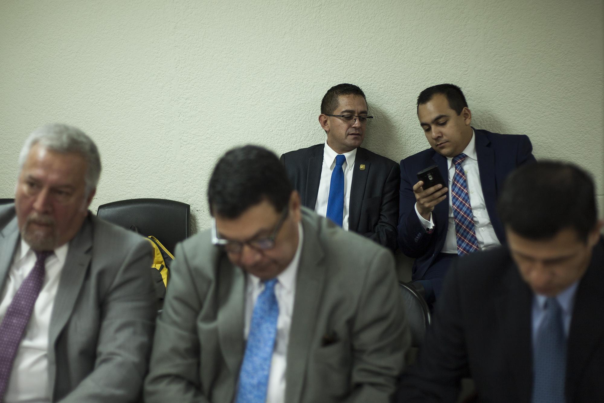 El diputado Reynaldo Cardoza conversa con sus abogados defensores este lunes 27 de febrero, antes del inicio de la audiencia en la Cámara Segunda de lo Civil, de San Salvador, la cual procesa al legislador y a su esposa por enriquecimiento ilícito por más de 800 mil dólares. / Foto: Víctor Peña