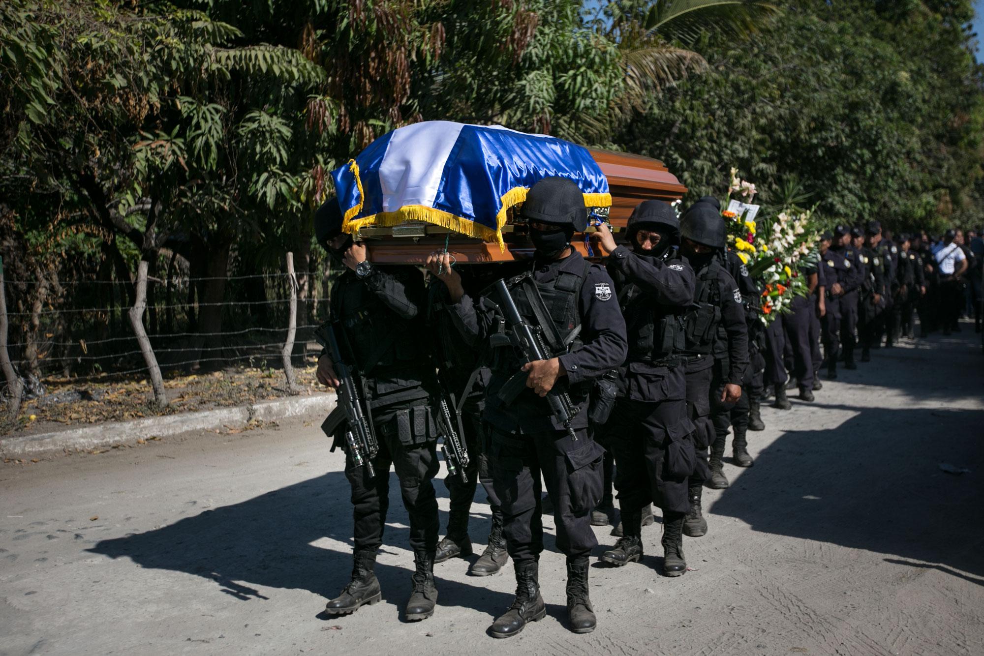 A principios de enero, unos 400 policías regresaron a San Felipe, para participar del cortejo fúnebre del agente Mario Hernández, quien pertenecía a la Fuerza de Intervención y Recuperación de Territorios (FIRT). Mario fue asesinado el 4 de enero de 2017 en un supuesto enfrentamiento con pandilleros. Mario era sobrino de Saidra y Antonio Hernández. Foto: Fred Ramos