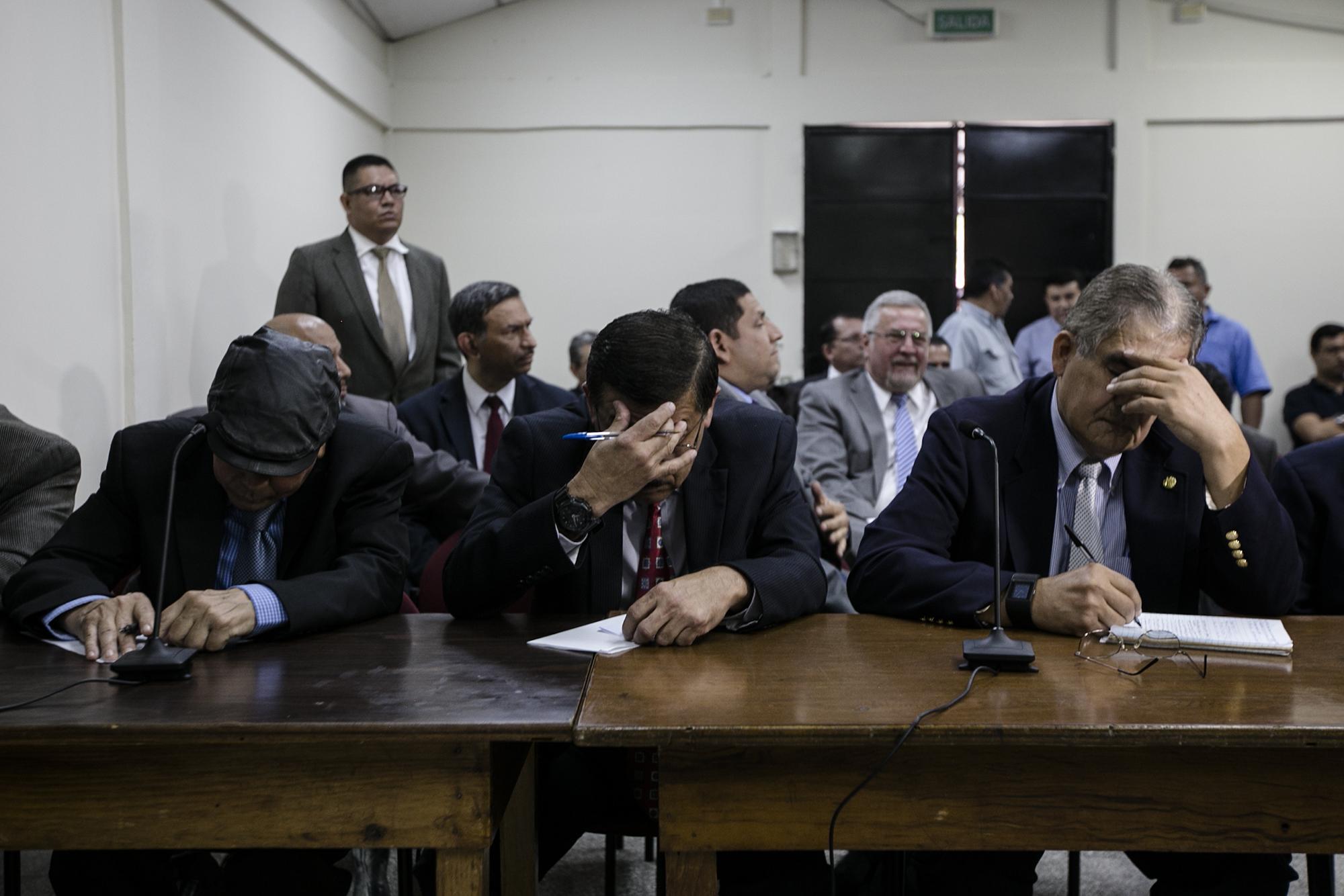 Miembros del alto mando militar de 1981 comparecen en la audiencia de intimación por la masacre de El Mozote. Los militares acusados ocultan sus rostros a las cámaras. Foto: Fred Ramos