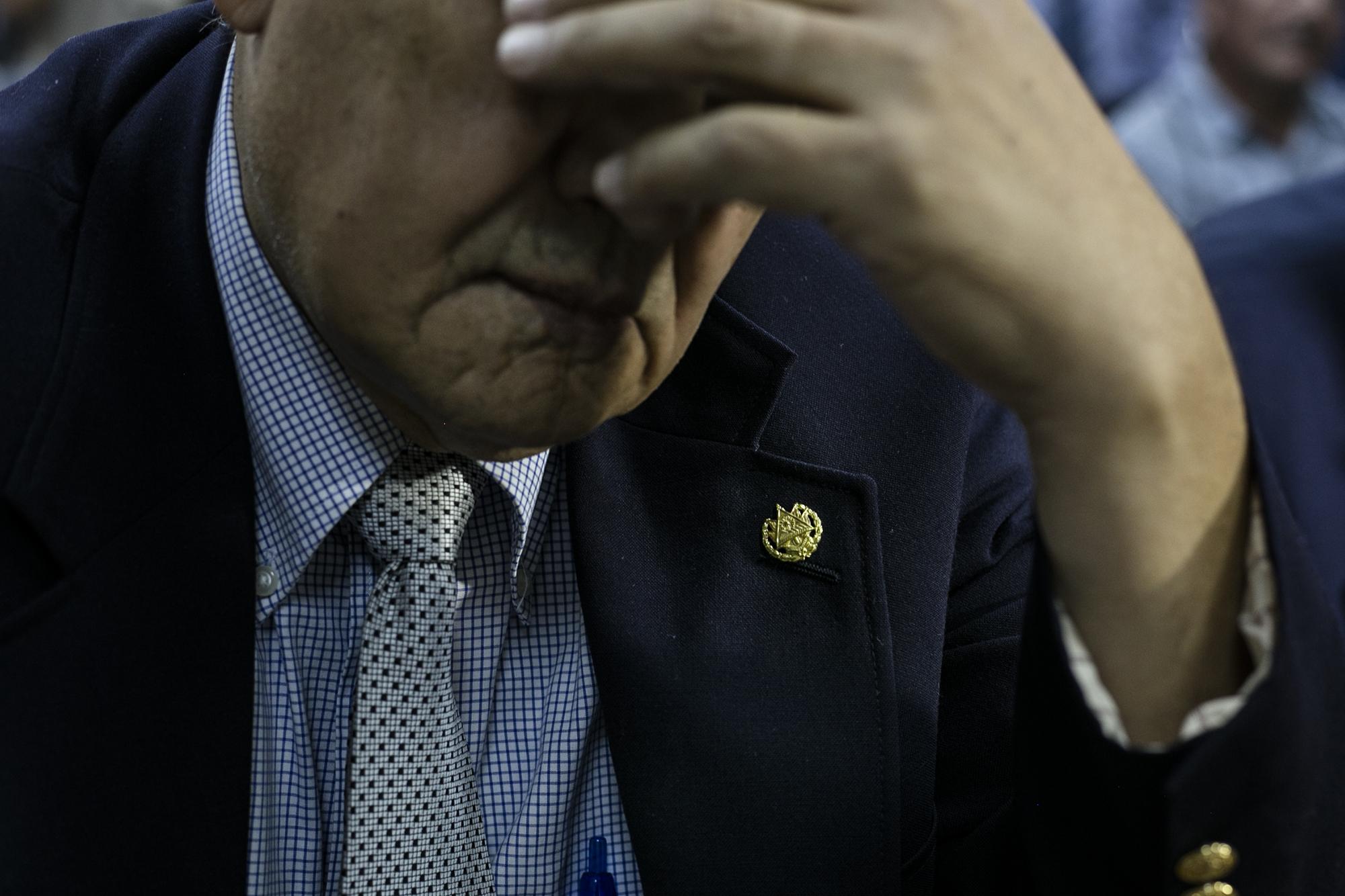 Algunos de los militares acusados por la masacre asistieron a la audiencia de intimación con prendedores del escudo nacional de El Salvador. Foto: Fred Ramos