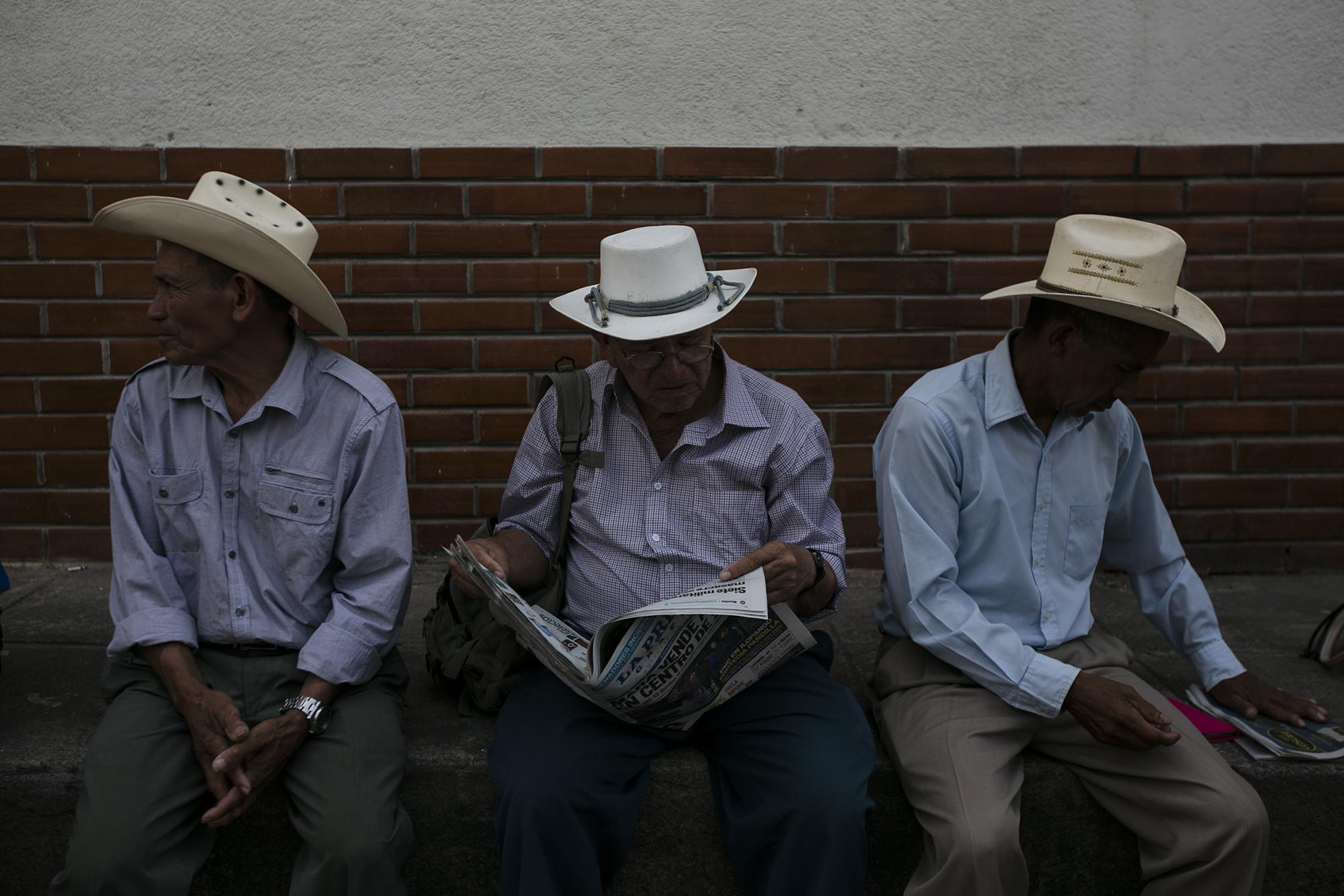 Familiares y víctimas de la masacre de El Mozote esperan afuera del Juzgado Segundo de Primera Instancia de San Francisco Gotera, el 30 de marzo, durante la intimación de los militares acusados por el crimen. Foto: Fred Ramos