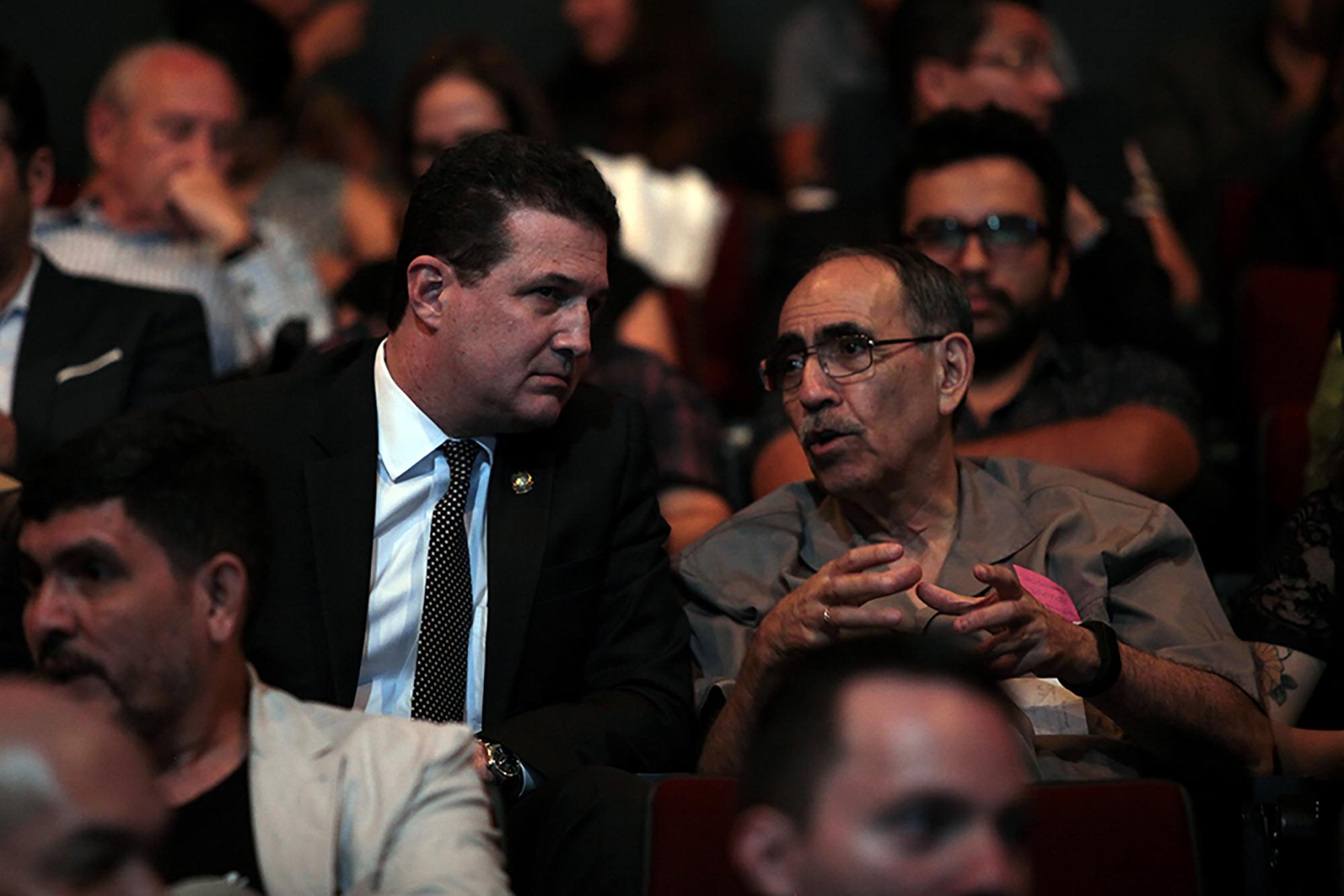 Juan Valiente, diputado del partido Arena, y Rubén Zamora, embajador de El Salvador ante Naciones Unidas, conversan durante la inauguración de la séptima edición del Foro Centroamericano de Periodismo, organizado por El Faro, en el auditorio de FEPADE. Foto: Víctor Peña