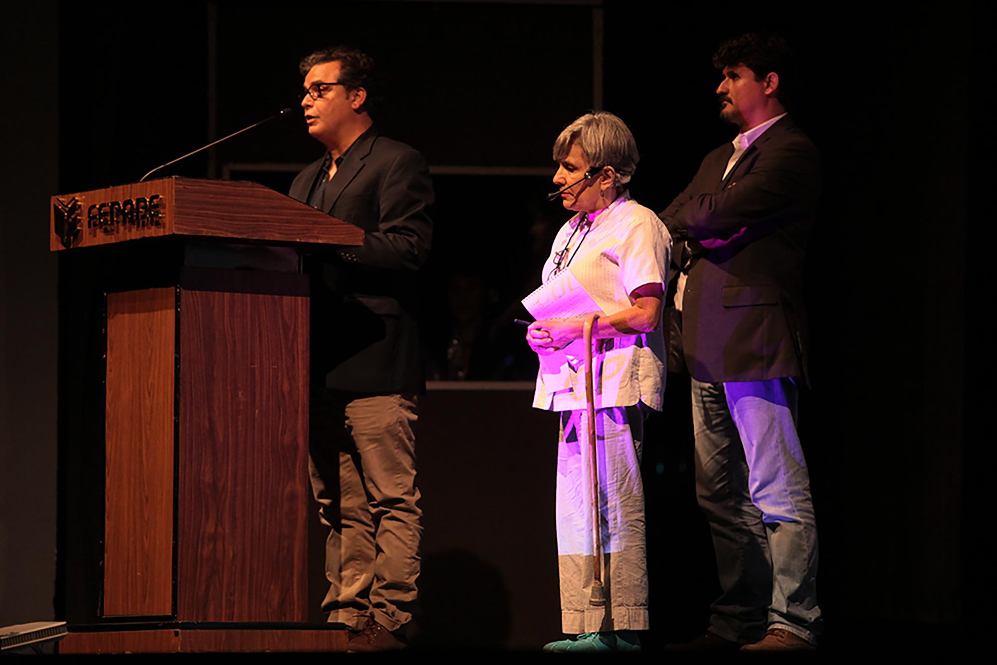 Carlos Dada, fundador de El Faro, se pronuncia sobre el asesinato del periodista mexicano Javier Valdez, durante el discurso de inauguración del Foro Centroamericano de Periodismo. Le acompañan la periodista Blanche Petrich, fundadora de La Jornada, medio para el que colaboraba Valdez, y el director de El Faro, José Luis Sanz. Foto: Víctor Peña