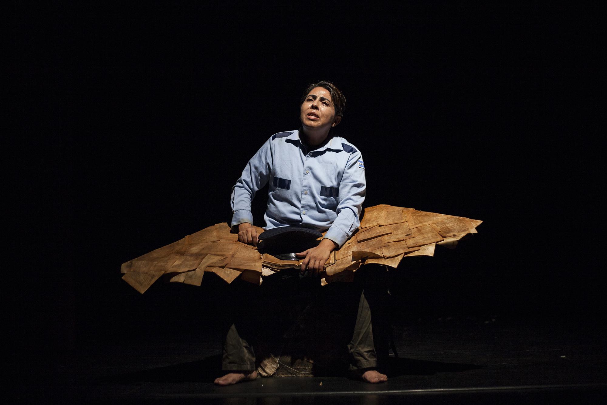 La actriz Rosario Ríos da vida a cuatro personajes que transitan de victimario a víctimas. En la imagen, un padre relee la carta que nunca pudo entregar a sus hijas. Foto de El Faro, por Víctor Peña.