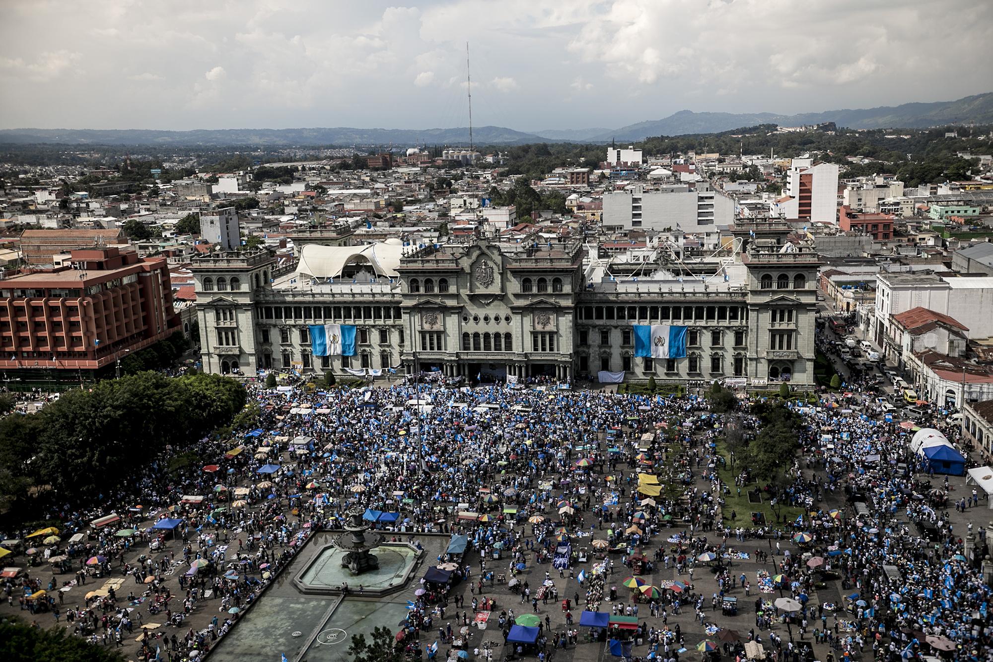 La Plaza de la Constitución y el Palacio Nacional de la Cultura fueron testigos el 20 de septiembre de 2017 de cómo decenas de miles de guatemaltecos exigieron la renuncia del presidente Jimmy Morales y de los congresistas que reformaron la ley penal para protegerlo de un juicio. Esta fue la segunda ocasión en dos años que organizaciones ciudadanas llamaron a paro nacional. El anterior, en agosto de 2015, fue parte del proceso que culminó con la salida de Otto Pérez Molina de la presidencia, que ahora guarda prisión bajo acusaciones de corrupción. Foto: Fred Ramos