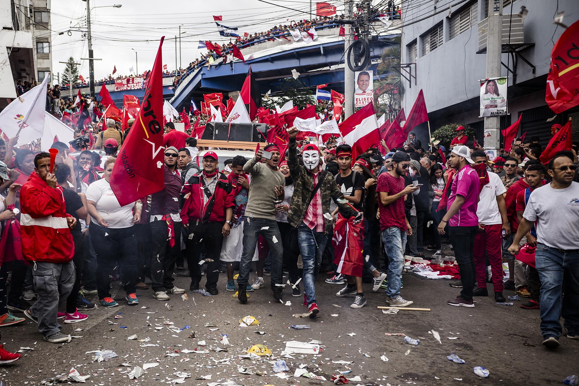 En la tarde del lunes 27, 13 horas después del último pronunciamiento del TSE, miles de hondureños se reunieron frente al edificio central del ente electoral para exigir que Salvador Nasralla fuese declarado como presidente electo de Honduras. Foto: Fred Ramos