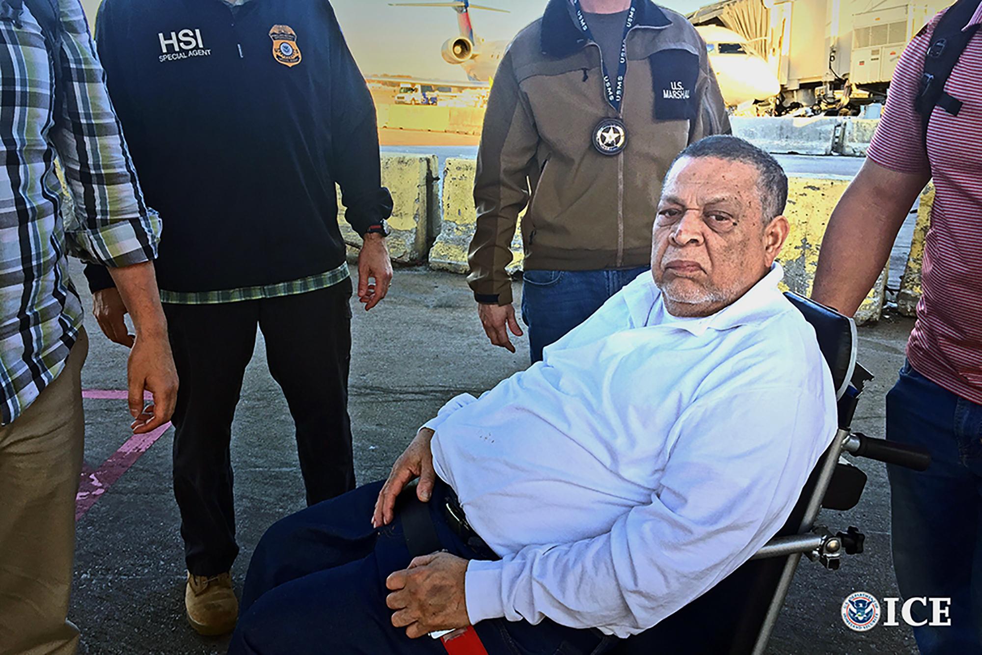 El ex viceministro de Seguridad de El Salvador, coronel Inocente Montano, fotografiado por el Servicio de Inmigración y Aduanas (ICE) de Estados Unidos, el martes 28 de noviembre, día en que fue extraditado a España. 
