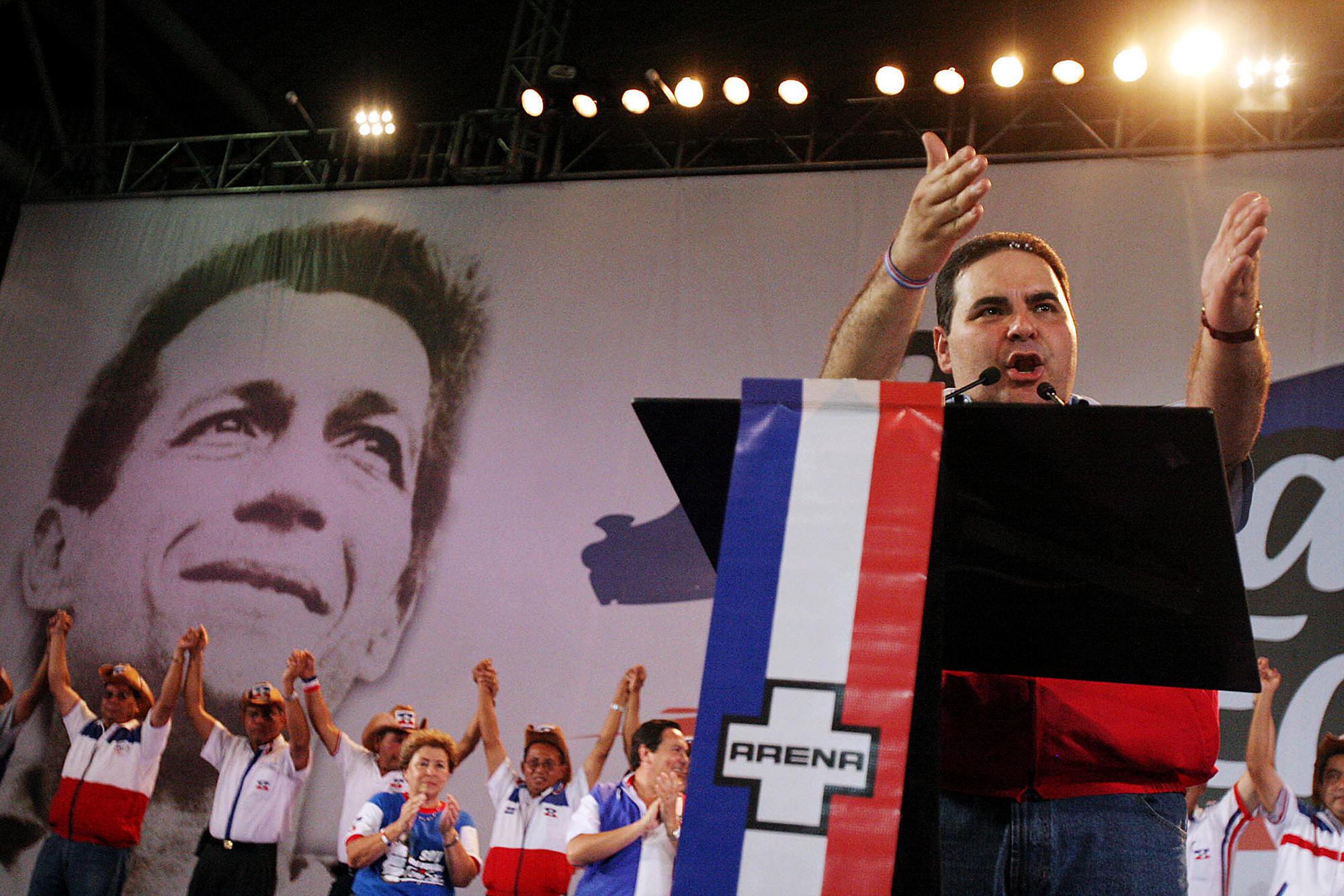 Elías Antonio Saca, presidente de El Salvador y presidente del partido Alianza Republicana Nacionalista (ARENA), se dirige a los correligionarios en el cierre de campaña electoral, el 04 de marzo de 2006, en la Feria Internacional de El Salvador, en San Salvador. Ese año, la Presidencia de Saca llevaba casi dos años de un régimen secreto del pago de sobresueldos a funcionarios del gabinete. Ninguno de ellos aceptó esa práctica sino hasta las entrevistas que les hizo la Fiscalía General de la República en febrero de 2018. Foto de El Faro, Por Marlon Gómez/AFP. AFP PHOTO/Marlon Gómez / AFP PHOTO / MARLON GOMEZ