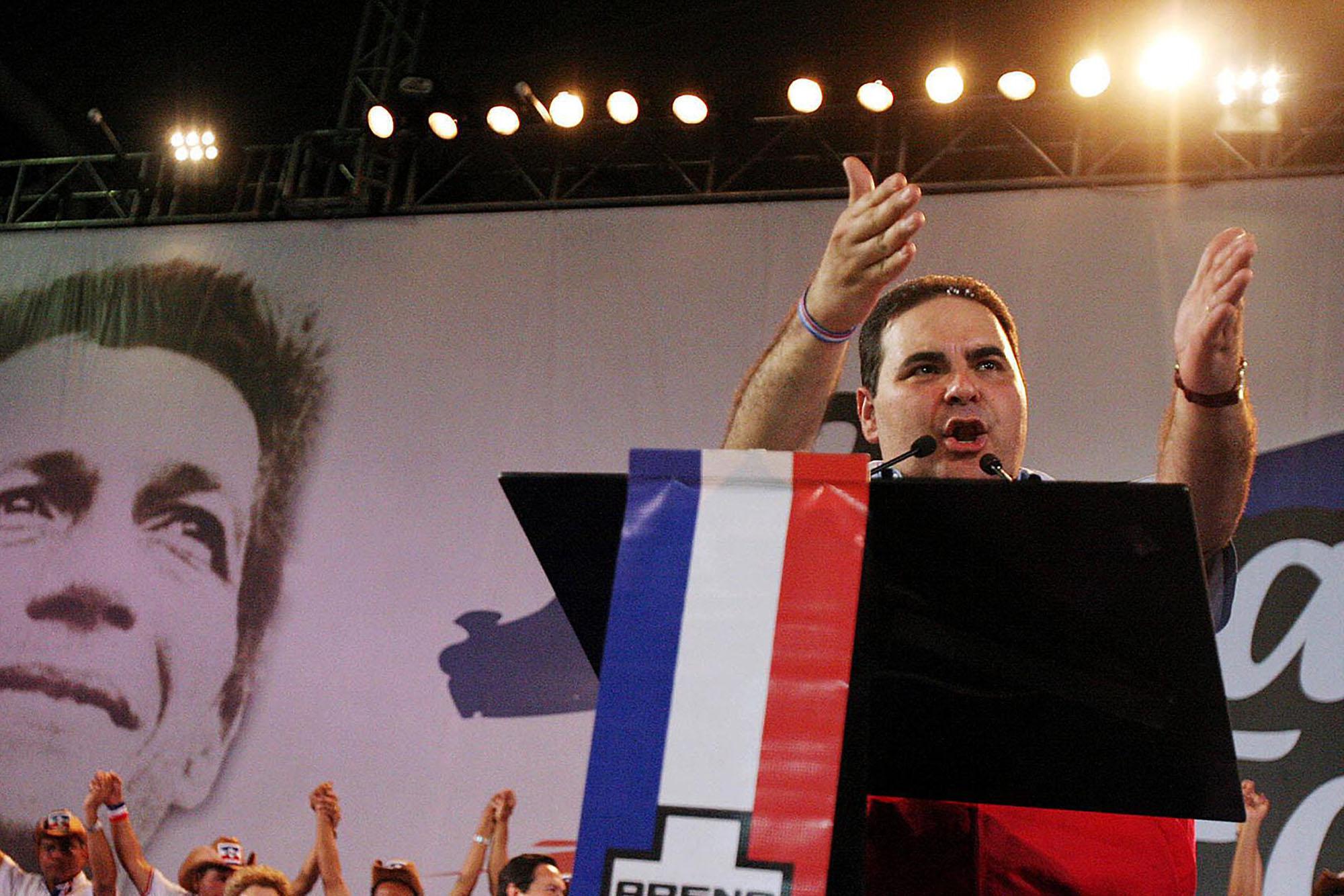 Tony Saca en el cierre de campaña de las elecciones municipales y legislativas de marzo de 2006. Foto: Marlon Gómez/AFP. 