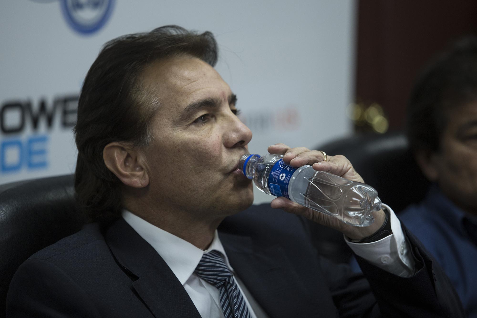 El técnico mexicano Carlos de los Cobos durante la presentación de su segunda etapa al frente de la Selecta salvadoreña. Foto Víctor Peña (El Faro).